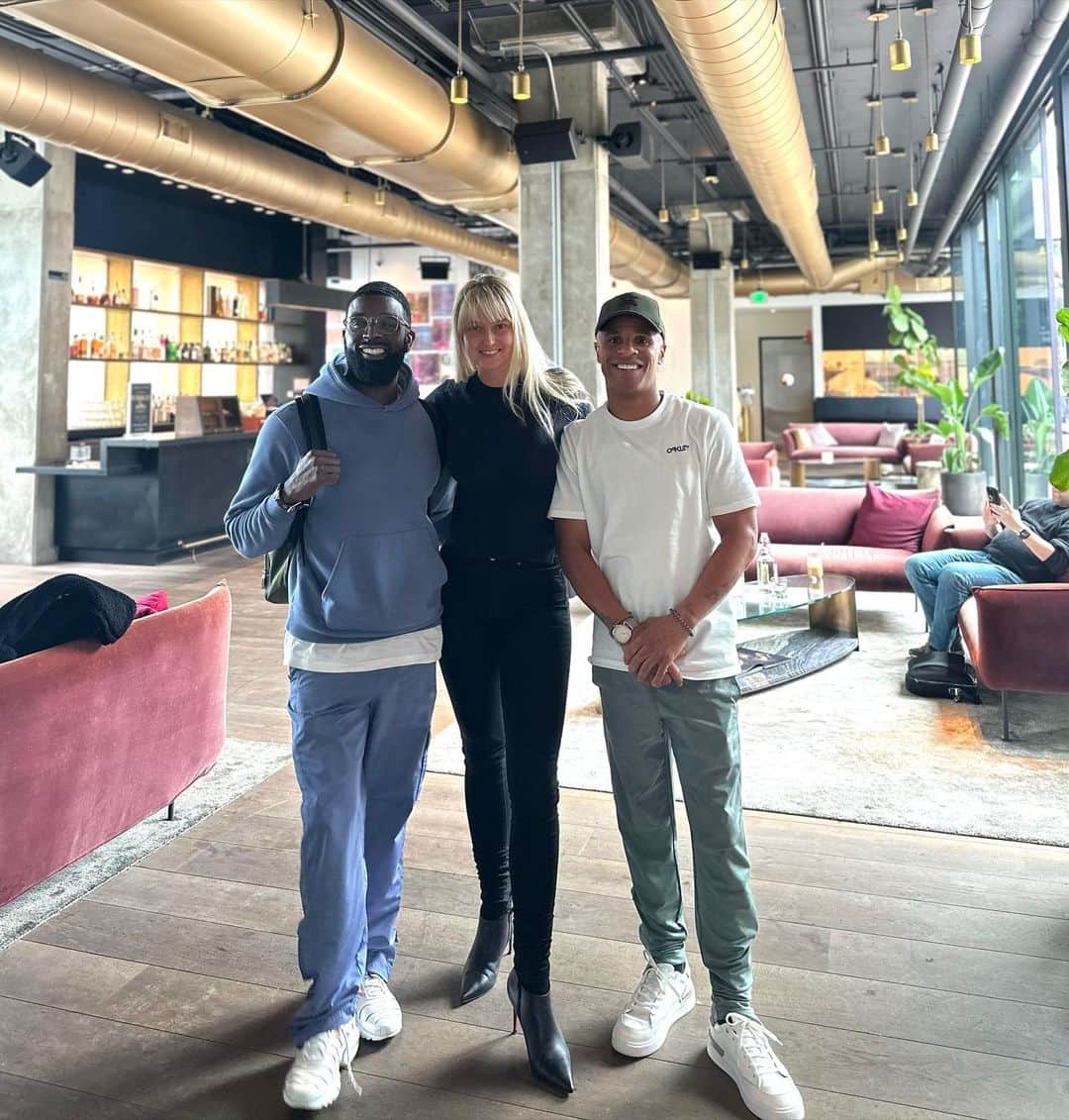 ジェネビーブ・モートンのインスタグラム：「Meetings for our big plans with the @futuremedia.tv team @iamduquanbrown @iamaaronbolden」