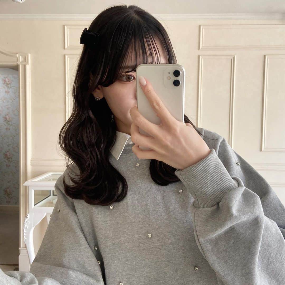 紗彩さんのインスタグラム写真 - (紗彩Instagram)「🎶🪩🤍  いつの日かの表参道コーデ 🎧 シャツの上からスウェット着るのがこの季節好き...🫂  スカート渋谷にラスト1個あります📧➿  .  #epine#épine #フレンチガーリー#frenchgirly #スウェットコーデ #セットアップ#春コーデ#春服コーデ#sscollection」4月18日 11時30分 - _saya_523