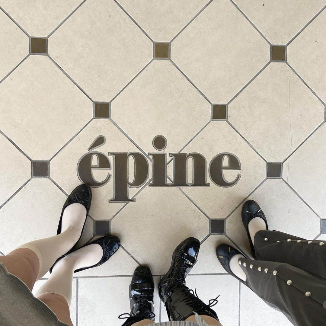 紗彩さんのインスタグラム写真 - (紗彩Instagram)「🎶🪩🤍  いつの日かの表参道コーデ 🎧 シャツの上からスウェット着るのがこの季節好き...🫂  スカート渋谷にラスト1個あります📧➿  .  #epine#épine #フレンチガーリー#frenchgirly #スウェットコーデ #セットアップ#春コーデ#春服コーデ#sscollection」4月18日 11時30分 - _saya_523