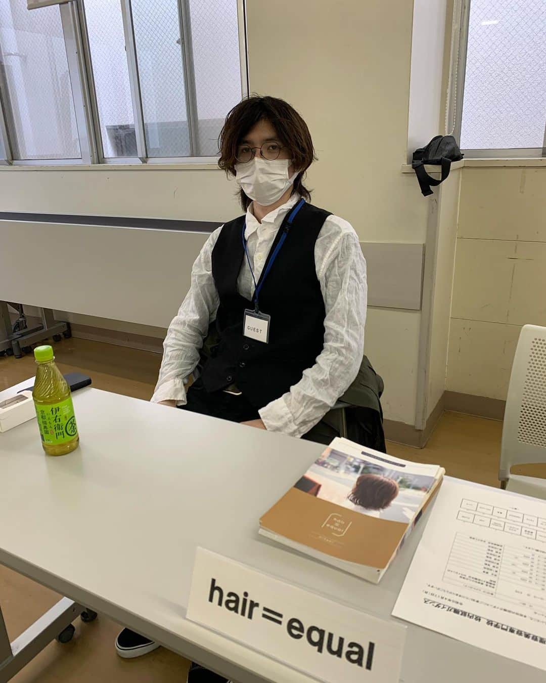 kazutakahamazatoさんのインスタグラム写真 - (kazutakahamazatoInstagram)「昨日は、新田くんと店長で 尼崎理容美容専門学校へ 就職ガイダンスに行ってきました。 彼らの、これまでの部活やプライベートでの熱い話をたくさん聞かせてもらって、とても面白かったです✨ 残りの学生生活と、美容師さんになってからの人生がめちゃ楽しみにしなりました😊 またご縁があったら嬉しいなと感じる出逢いでした。みんな！ありがとうね！👍🏻✨  #尼崎理容美容専門学校 #サロン見学 #equal イコール #三国美容室 #キッズルーム #スタッフ募集 #縮毛矯正が得意  #コタ #美容師募集 #アシスタント募集 #メンズ  #子供カット #トリートメント  #トキオトリートメント #酸性ストレート  #酸性デジタルパーマ #ヘアドネーション」4月18日 11時31分 - hair_equal