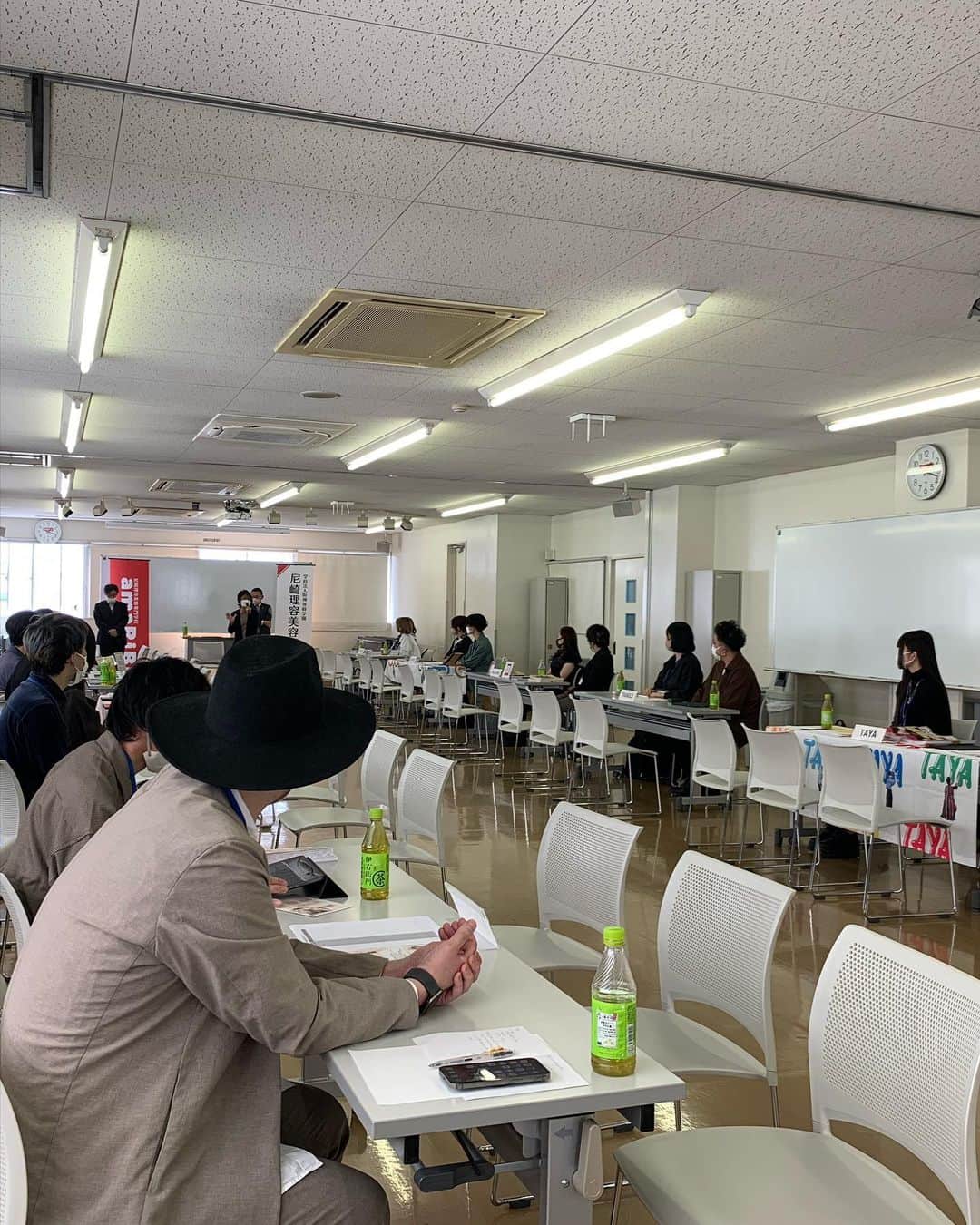 kazutakahamazatoさんのインスタグラム写真 - (kazutakahamazatoInstagram)「昨日は、新田くんと店長で 尼崎理容美容専門学校へ 就職ガイダンスに行ってきました。 彼らの、これまでの部活やプライベートでの熱い話をたくさん聞かせてもらって、とても面白かったです✨ 残りの学生生活と、美容師さんになってからの人生がめちゃ楽しみにしなりました😊 またご縁があったら嬉しいなと感じる出逢いでした。みんな！ありがとうね！👍🏻✨  #尼崎理容美容専門学校 #サロン見学 #equal イコール #三国美容室 #キッズルーム #スタッフ募集 #縮毛矯正が得意  #コタ #美容師募集 #アシスタント募集 #メンズ  #子供カット #トリートメント  #トキオトリートメント #酸性ストレート  #酸性デジタルパーマ #ヘアドネーション」4月18日 11時31分 - hair_equal