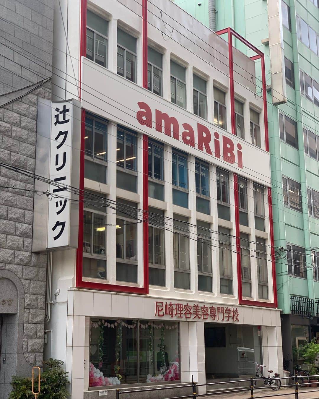 kazutakahamazatoさんのインスタグラム写真 - (kazutakahamazatoInstagram)「昨日は、新田くんと店長で 尼崎理容美容専門学校へ 就職ガイダンスに行ってきました。 彼らの、これまでの部活やプライベートでの熱い話をたくさん聞かせてもらって、とても面白かったです✨ 残りの学生生活と、美容師さんになってからの人生がめちゃ楽しみにしなりました😊 またご縁があったら嬉しいなと感じる出逢いでした。みんな！ありがとうね！👍🏻✨  #尼崎理容美容専門学校 #サロン見学 #equal イコール #三国美容室 #キッズルーム #スタッフ募集 #縮毛矯正が得意  #コタ #美容師募集 #アシスタント募集 #メンズ  #子供カット #トリートメント  #トキオトリートメント #酸性ストレート  #酸性デジタルパーマ #ヘアドネーション」4月18日 11時31分 - hair_equal