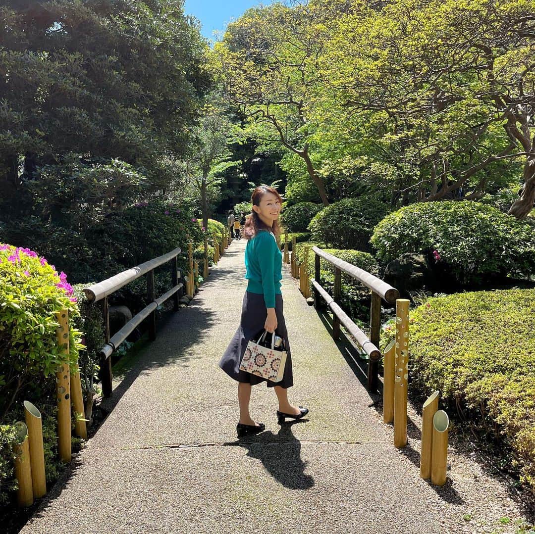 荒生暁子さんのインスタグラム写真 - (荒生暁子Instagram)「東京出張  雨なので ホテルの庭を散歩したり NHK時代の同期とお茶したり ゆっくり過ごしました  そのNHKの同期、今では司法書士。 出会いは26年前の新入社員研修。 東京、砧の研修所でした。 全国から来たキャスターさんたちと 1週間ぐらい過ごし お風呂も共同風呂。  裸のお付き合いだから⁉️ とても仲良くなり 今でも連絡取り合う大事な友達です。 テレビはあくまでキャリアのスタート。 そこからどう進み、努力するか この26年 刺激し合えたことに感謝。  #東京出張 #ホテル散策 #東京タワー夜景  #東京タワー #富士山 #大切な同期 って言いながら、写真撮るの忘れた（笑）」4月18日 11時34分 - akikoarao0904