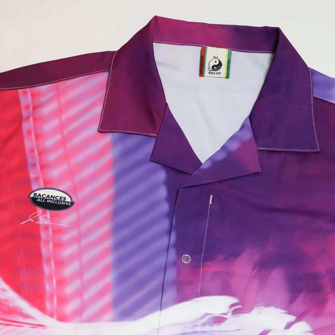 Dickies_projpさんのインスタグラム写真 - (Dickies_projpInstagram)「⚫︎  BACANCES 2023 SS Apr delivery.  BC JOJI ALOHA SHIRTS NEON  Comming 4/25.  ロマンチック写真家のJoji Shimamotoとのコラボアロハシャツ。  テロテロとしたチンピラ風な生地のシャツにJoji Shimamotoの写真が映える1着となっております。    -Joji Shimamoto 嶋本 丈士 BIO- @jojishimamoto   Photographer / Creative Director   2007年 ACADEMY OF ART UNIVERSITY, SAN FRANCISCO, CA 写真科卒業。  在米中に数々の写真展を企画開催する。  2008年 帰国後、新宿のTHE ART COMPLEX CENTER OF TOKYOで大規模な写真展を開催。  STUDIO VOICE別冊 「日本の100人の写真家」 に選出される。  BASEMENT GINZAでの個展、ニューヨークでのNEW CITY ART FAIRメインイメージ写真を担当。  2014年 麹町にてビル 一棟をアートイベントとして使用した #BCTION を主催。約2週間の開催期間で来場者1万3千人を記録。  2018年 渋谷MAGNET BY SHIBUYA109(元109メンズ館)内のミューラルをプロデュース。  Joji Shimamotoの作品はその場の匂いや、音、湿気までも感じさせ、前後のストーリーが映画のように脳内にて想像できる。観る者の感性が呼び覚まされる、希有なフォトグラファーである。   #bacances #bacances_jp #bacances_allinclusive  #jojishimamoto」4月18日 11時34分 - bacances