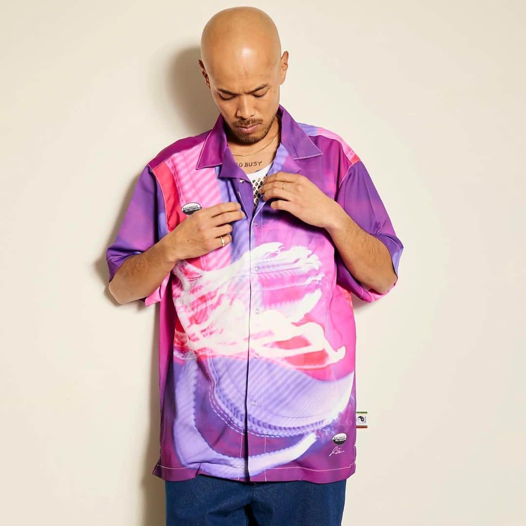 Dickies_projpさんのインスタグラム写真 - (Dickies_projpInstagram)「⚫︎  BACANCES 2023 SS Apr delivery.  BC JOJI ALOHA SHIRTS NEON  Comming 4/25.  ロマンチック写真家のJoji Shimamotoとのコラボアロハシャツ。  テロテロとしたチンピラ風な生地のシャツにJoji Shimamotoの写真が映える1着となっております。    -Joji Shimamoto 嶋本 丈士 BIO- @jojishimamoto   Photographer / Creative Director   2007年 ACADEMY OF ART UNIVERSITY, SAN FRANCISCO, CA 写真科卒業。  在米中に数々の写真展を企画開催する。  2008年 帰国後、新宿のTHE ART COMPLEX CENTER OF TOKYOで大規模な写真展を開催。  STUDIO VOICE別冊 「日本の100人の写真家」 に選出される。  BASEMENT GINZAでの個展、ニューヨークでのNEW CITY ART FAIRメインイメージ写真を担当。  2014年 麹町にてビル 一棟をアートイベントとして使用した #BCTION を主催。約2週間の開催期間で来場者1万3千人を記録。  2018年 渋谷MAGNET BY SHIBUYA109(元109メンズ館)内のミューラルをプロデュース。  Joji Shimamotoの作品はその場の匂いや、音、湿気までも感じさせ、前後のストーリーが映画のように脳内にて想像できる。観る者の感性が呼び覚まされる、希有なフォトグラファーである。   #bacances #bacances_jp #bacances_allinclusive  #jojishimamoto」4月18日 11時34分 - bacances