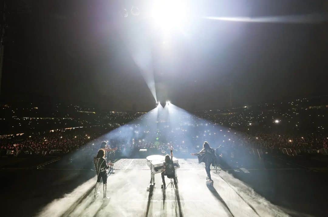 KISSのインスタグラム：「'Cause me & the boys will be playing all night. #Colombia! We will never forget you! #EndOftheRoadTour Photo: Keith Leroux」