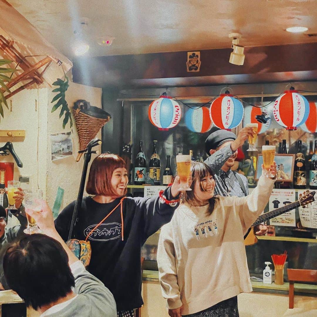 MAIKO さんのインスタグラム写真 - (MAIKO Instagram)「北海道レポ✍️  うっぷすの曲って最高だし、さらにそれを歌うななえの声も最高だって胸を張って言える❤️‍🔥  最高な曲と歌をたくさんの人に聴いてもらおうよ!!! という事で…今回沖縄でもお世話になっている土門さんこと"たくちゃん"のお店でミニLIVEさせてもらいました🥹✨  たくちゃんは北海道出身で 飲食店経営という形で北海道と沖縄の架け橋をしている方なのだ🌈✨  今回初めてのチャレンジ。 まぢで緊張した… 飲食を楽しんでいる場所に急に知らない人が歌い出すんだよ😳?? 仲間と楽しく話したいのに邪魔さ😟  LIVEよりも緊張で怖かったけど… それ以上にうっぷすの事を知ってほしい!!! が勝ったよね🥹🔥 不安いっぱいでお店乗り込んだけど  スタッフの皆さんが事前に盛り上げて下さっててとっても暖かく迎え入れてもらえました🥲🌈✨ お客さんとお喋りしてても「NARUTO観てましたー！」「勇者ヨシヒコから知ってますー！」なんて声も頂けて本当にありがたかった😭✨  この貴重な場と経験をさせてくれた"たくちゃん"には感謝してもしきれませんっ🥲✨ 本当にありがとうございます!!!! うっぷすに演奏させてよかったな、と思ってもらえるようにこれからもがんばります❤️‍🔥❤️‍🔥  愛情溢れるたくちゃんのお店ぜひ皆さんも行ってみて下さい🥹❤️‍🔥  札幌にある沖縄居酒屋 「うみんちゅぬ やまんちゅぬ」は3店舗あって実は3店舗全部はしごして演奏したよ〜✨ 本店(写真③)別邸(動画④)お座敷店(写真②)  そして!! 沖縄では北海道料理が楽しめる らむ亭 @ramutei と うんめぇ油そばの米風亭  @beihutei_naha  うんめぇラーメン屋 飛燕 @sapporo_hien_naha  もどこも美味しいのでぜひーっ🍜🍥  たくちゃん本当に本当にありがとうございました🥹🌈✨  @umiyamahonten  @umiyama_sapporoozashiki  @umiyamabettei  #sevenoops #面白い優しい料理上手なのに1人 #そんなたくちゃんが好きだっ🥹 #北海道にこんなに沖縄好きの人がいるってのも知れて嬉しかったな〜🌺」4月18日 11時35分 - maiko_oops
