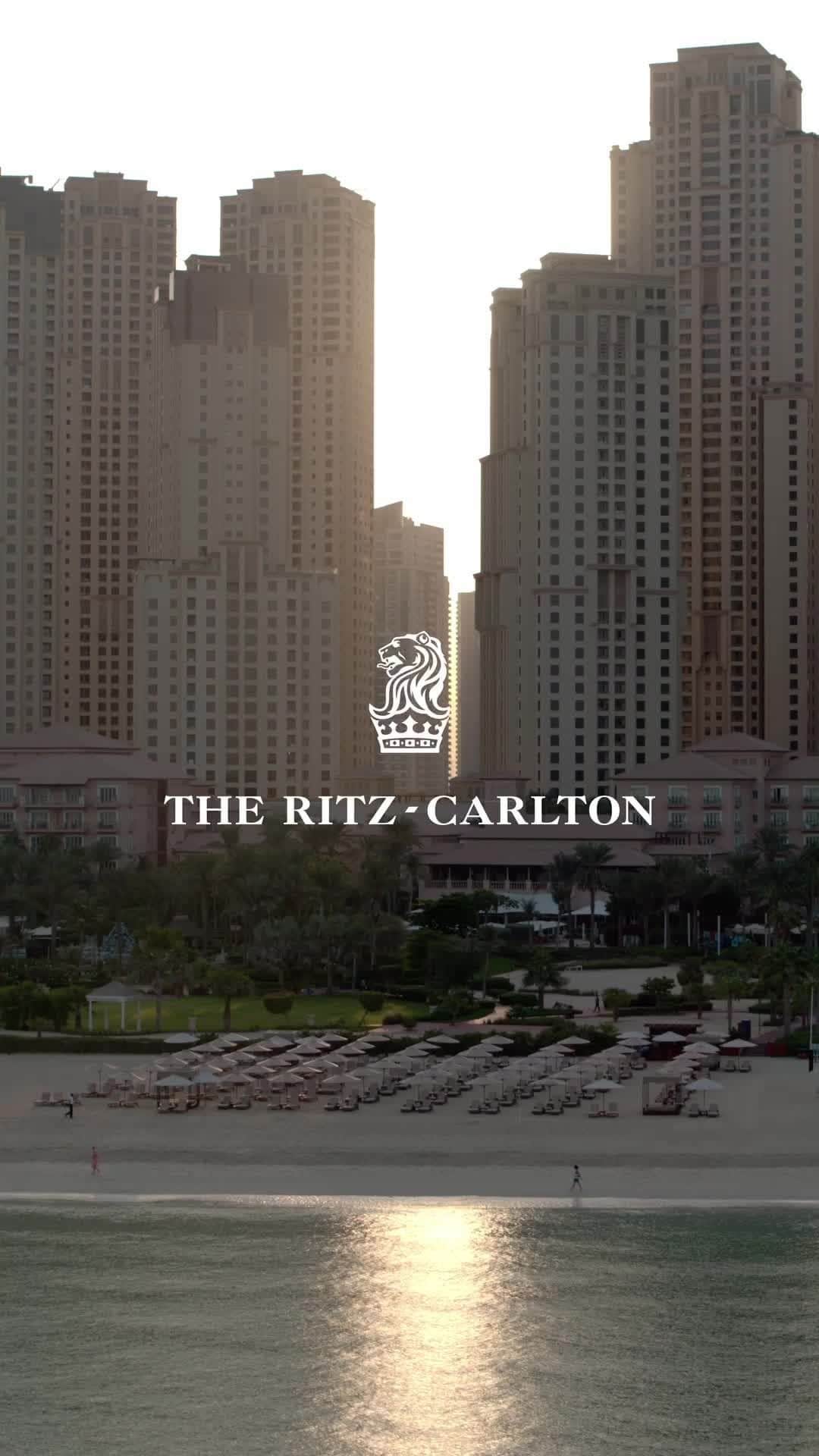 リッツ・カールトンのインスタグラム：「Between a private beachfront and soaring skyline, @ritzcarltondubai creates an exceptional sanctuary.」