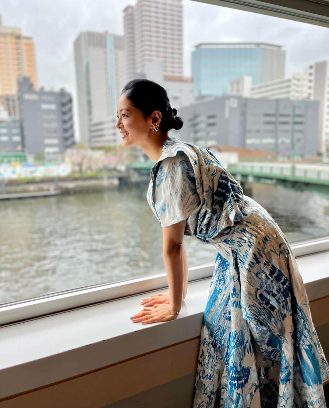 黒谷友香のインスタグラム：「皆さん、こんにちは😃 お元気ですか〜⁇今日4/18、夜8時54分から、 テレビ東京 「開運！なんでも鑑定団」がありまぁす🤗　  ともねぇは、何を出したと思う〜⁇ 🤔是非、当ててみてネ😉  https://www.tv-tokyo.co.jp/kantei/smp/  BSテレ東でもOAあります✨ 4月20日 夜7時49分放送  #ralphlauren#poloralphlauren#乗馬#馬#東京#tokyo#sdgs#ログハウス#着物#ハーブ#地球温暖化#ガーデニング#LOVOT #ラボット#mediaid#diy#日本#日産 #nissan#EV#日産ariya#ai#大鵬薬品工業#バップフォーレディ#エビス#プレミアムケアハブラシ#いち瑠#黒谷友香」