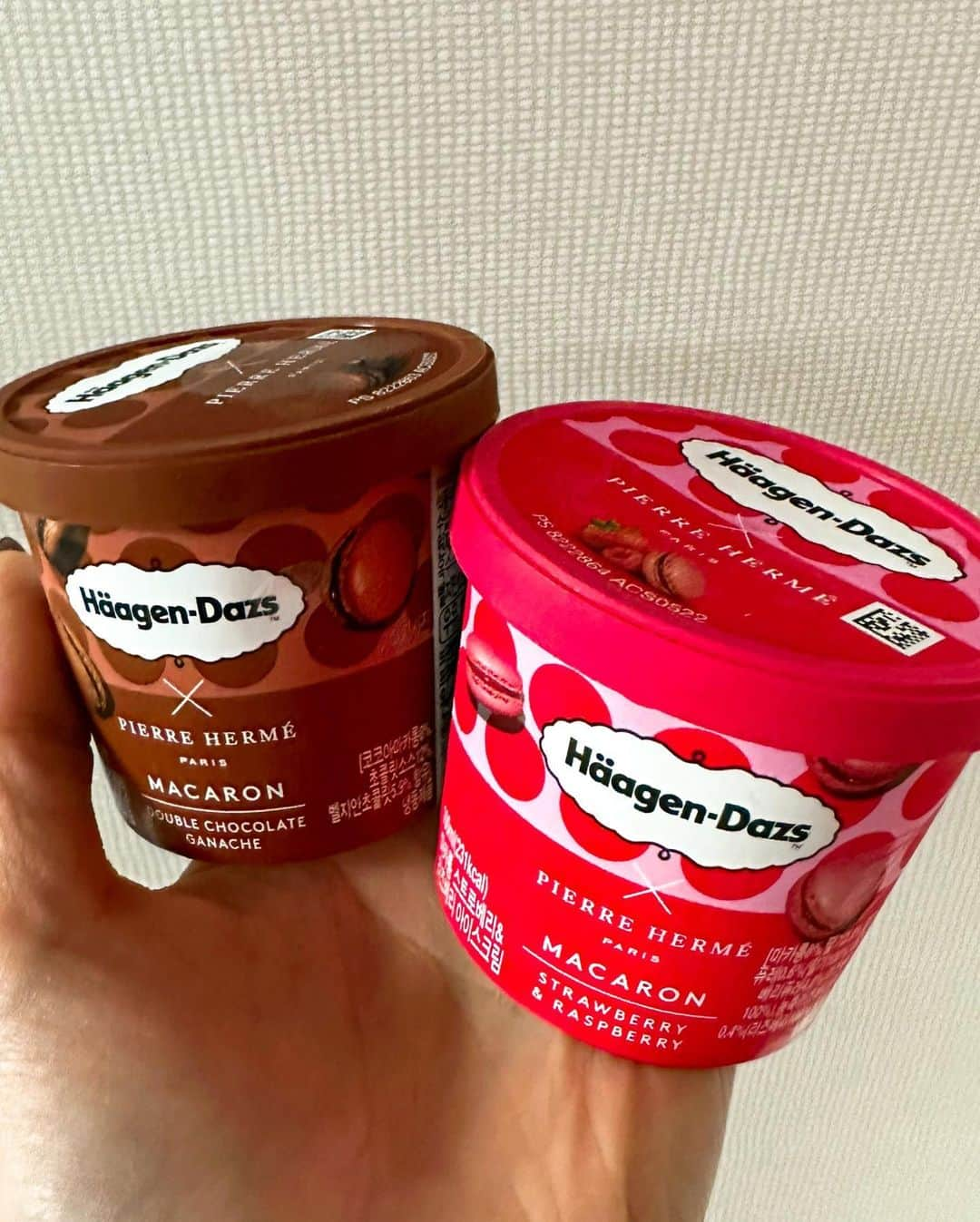 とぎもちさんのインスタグラム写真 - (とぎもちInstagram)「. 【韓国 🇰🇷하겐다즈】  韓国ハーゲンダッツ 新商品フレーバー マカロン入りアイス食べてみた🍨  ・チョコ&ガナッシュ ・ストロベリー&ラズベリー の2種類🐹💓  マカロン生地の部分がゴロゴロ😳  素直な感想。 いつものチョコやストロベリーの方が好きかな🥺笑  #韓国ハーゲンダッツ #ハーゲンダッツ #ハーゲンダッツ期間限定 #韓国ハーゲンダッツ期間限定 #韓国ハーゲンダッツマカロンアイス #하겐다즈 #하겐다즈아이스크림 #하겐다즈마카롱 #とぎもちハーゲンダッツ #とぎもちアイス #とぎもちマカロンアイス」4月18日 11時40分 - togistagram