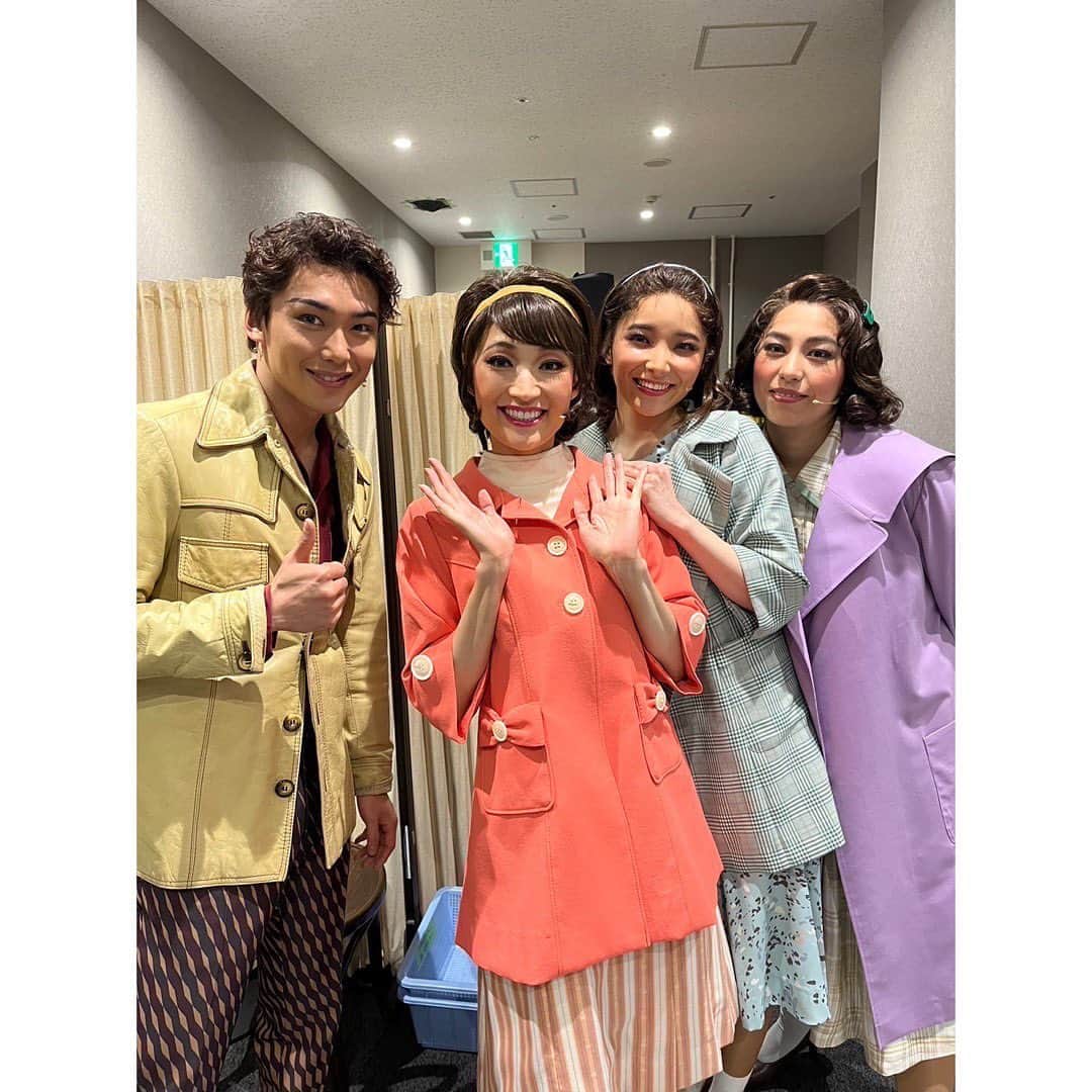 望海風斗さんのインスタグラム写真 - (望海風斗Instagram)「🪩 #ドリームガールズ #おもひでぽろぽろ ⁡ #ドリーメッツと#CC ……………と#マーティー🤣 ⁡ お馴染みガールズと カンパニーのムードメーカー#内海啓貴 くん🕺 そして大変お世話になった#駒田一 さん🙇‍♀️ ⁡ ⁡ 全員とは写真撮れなかったのです😢 ⁡」4月18日 11時50分 - nozomifuto_official