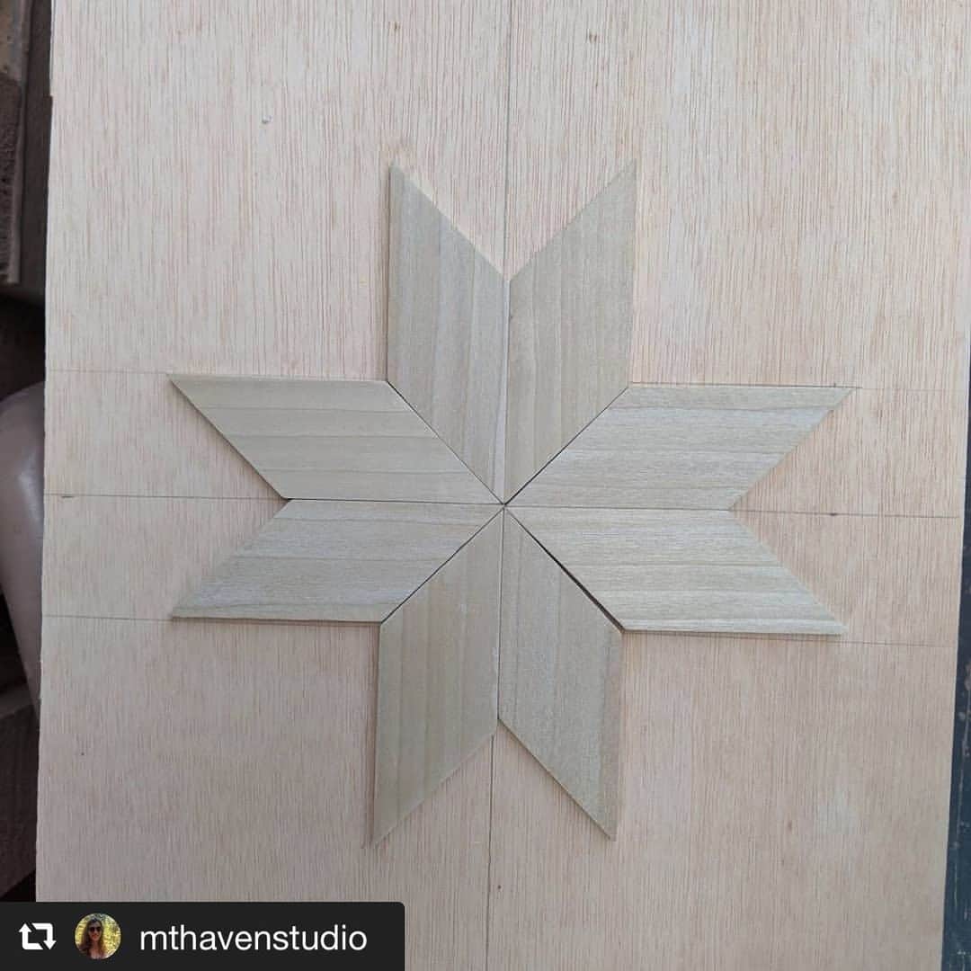 SUIZAN JAPANさんのインスタグラム写真 - (SUIZAN JAPANInstagram)「Thank @mthavenstudio for using the folding Ryoba saw!🙏 All of her works are beautiful😊 ⁡ Repost📸@mthavenstudio  No power tools on this one, my friends. Just a good old miter box and the amazing #suizan saw. And lots of patience. Also my first attempt on doing #yakisugi aka #shousugiban wood technique. It's the beautiful shimmering dark wood on this piece 🥰, if you were wondering #goodtimes  #suizanjapan  #woodworkinglove  #snowflakes  #woodworking  #woodworkersofinstagram ⁡ #suizan #japanesesaw #japanesesaws #japansäge #sierrajaponesa #sciejaponaise #鋸 #japanesetool #japanesetools #handsaw #pullsaw #ryoba #woodwork #woodworker #woodworkers #woodworkingtools #diy」4月18日 11時46分 - suizan_japan
