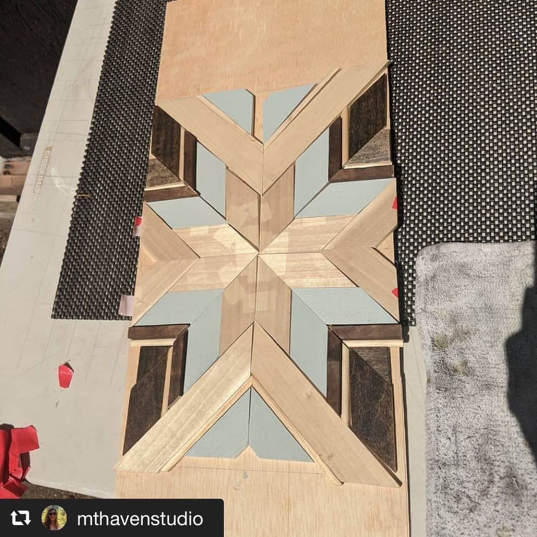 SUIZAN JAPANさんのインスタグラム写真 - (SUIZAN JAPANInstagram)「Thank @mthavenstudio for using the folding Ryoba saw!🙏 All of her works are beautiful😊 ⁡ Repost📸@mthavenstudio  No power tools on this one, my friends. Just a good old miter box and the amazing #suizan saw. And lots of patience. Also my first attempt on doing #yakisugi aka #shousugiban wood technique. It's the beautiful shimmering dark wood on this piece 🥰, if you were wondering #goodtimes  #suizanjapan  #woodworkinglove  #snowflakes  #woodworking  #woodworkersofinstagram ⁡ #suizan #japanesesaw #japanesesaws #japansäge #sierrajaponesa #sciejaponaise #鋸 #japanesetool #japanesetools #handsaw #pullsaw #ryoba #woodwork #woodworker #woodworkers #woodworkingtools #diy」4月18日 11時46分 - suizan_japan