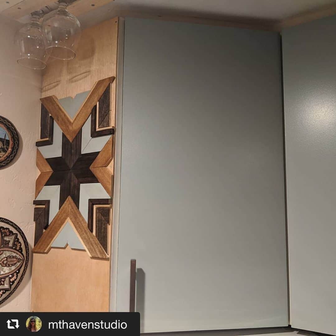 SUIZAN JAPANさんのインスタグラム写真 - (SUIZAN JAPANInstagram)「Thank @mthavenstudio for using the folding Ryoba saw!🙏 All of her works are beautiful😊 ⁡ Repost📸@mthavenstudio  No power tools on this one, my friends. Just a good old miter box and the amazing #suizan saw. And lots of patience. Also my first attempt on doing #yakisugi aka #shousugiban wood technique. It's the beautiful shimmering dark wood on this piece 🥰, if you were wondering #goodtimes  #suizanjapan  #woodworkinglove  #snowflakes  #woodworking  #woodworkersofinstagram ⁡ #suizan #japanesesaw #japanesesaws #japansäge #sierrajaponesa #sciejaponaise #鋸 #japanesetool #japanesetools #handsaw #pullsaw #ryoba #woodwork #woodworker #woodworkers #woodworkingtools #diy」4月18日 11時46分 - suizan_japan