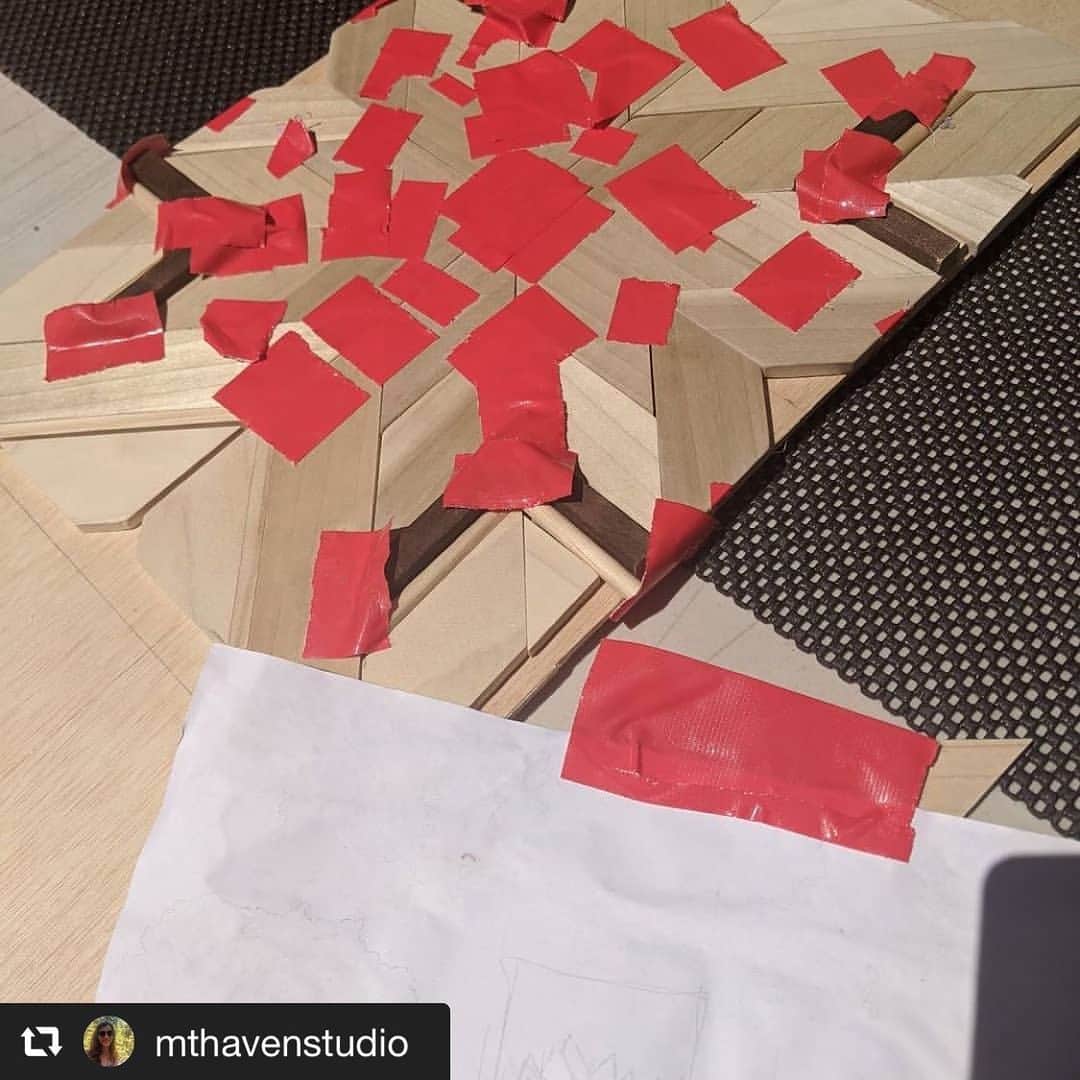 SUIZAN JAPANさんのインスタグラム写真 - (SUIZAN JAPANInstagram)「Thank @mthavenstudio for using the folding Ryoba saw!🙏 All of her works are beautiful😊 ⁡ Repost📸@mthavenstudio  No power tools on this one, my friends. Just a good old miter box and the amazing #suizan saw. And lots of patience. Also my first attempt on doing #yakisugi aka #shousugiban wood technique. It's the beautiful shimmering dark wood on this piece 🥰, if you were wondering #goodtimes  #suizanjapan  #woodworkinglove  #snowflakes  #woodworking  #woodworkersofinstagram ⁡ #suizan #japanesesaw #japanesesaws #japansäge #sierrajaponesa #sciejaponaise #鋸 #japanesetool #japanesetools #handsaw #pullsaw #ryoba #woodwork #woodworker #woodworkers #woodworkingtools #diy」4月18日 11時46分 - suizan_japan
