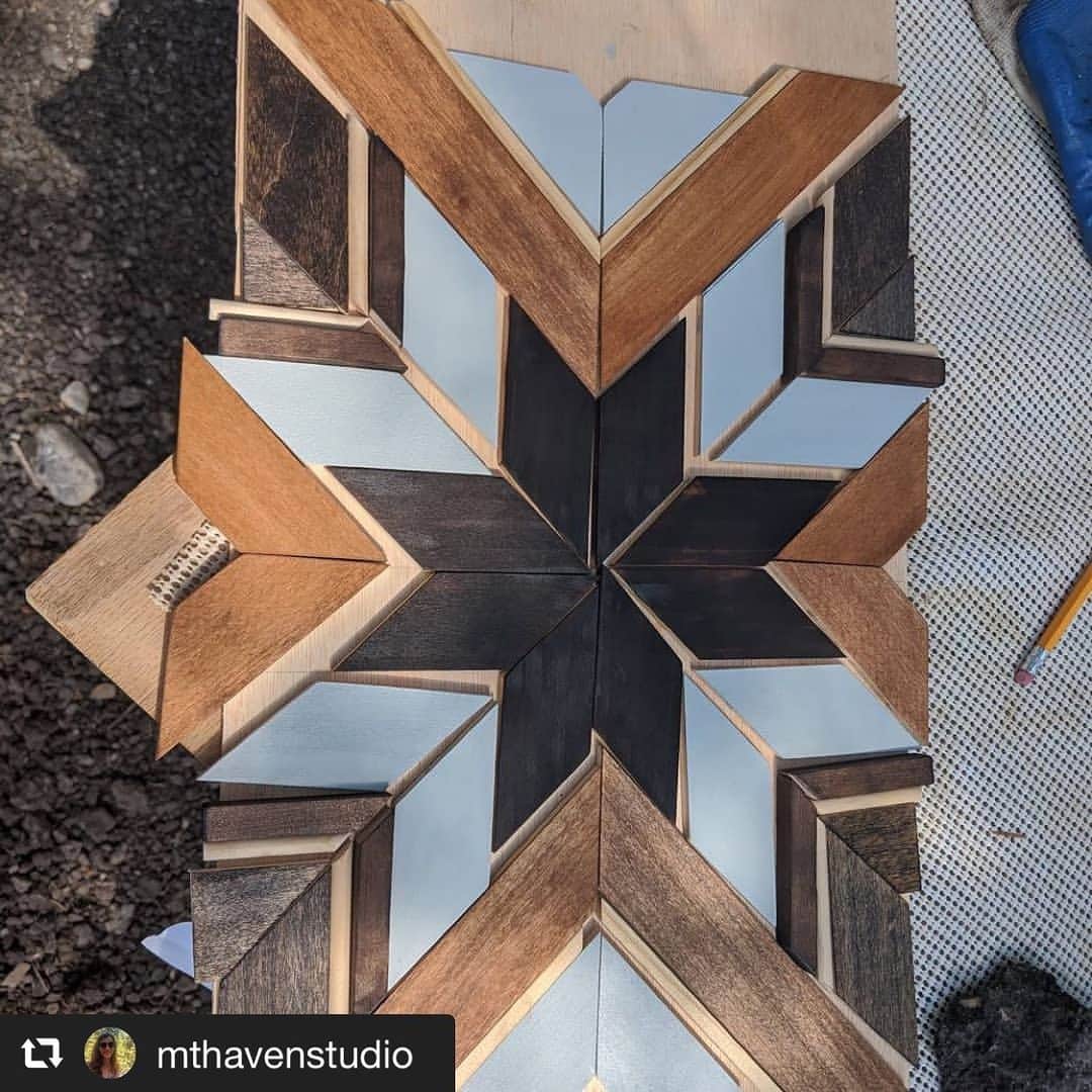 SUIZAN JAPANさんのインスタグラム写真 - (SUIZAN JAPANInstagram)「Thank @mthavenstudio for using the folding Ryoba saw!🙏 All of her works are beautiful😊 ⁡ Repost📸@mthavenstudio  No power tools on this one, my friends. Just a good old miter box and the amazing #suizan saw. And lots of patience. Also my first attempt on doing #yakisugi aka #shousugiban wood technique. It's the beautiful shimmering dark wood on this piece 🥰, if you were wondering #goodtimes  #suizanjapan  #woodworkinglove  #snowflakes  #woodworking  #woodworkersofinstagram ⁡ #suizan #japanesesaw #japanesesaws #japansäge #sierrajaponesa #sciejaponaise #鋸 #japanesetool #japanesetools #handsaw #pullsaw #ryoba #woodwork #woodworker #woodworkers #woodworkingtools #diy」4月18日 11時46分 - suizan_japan