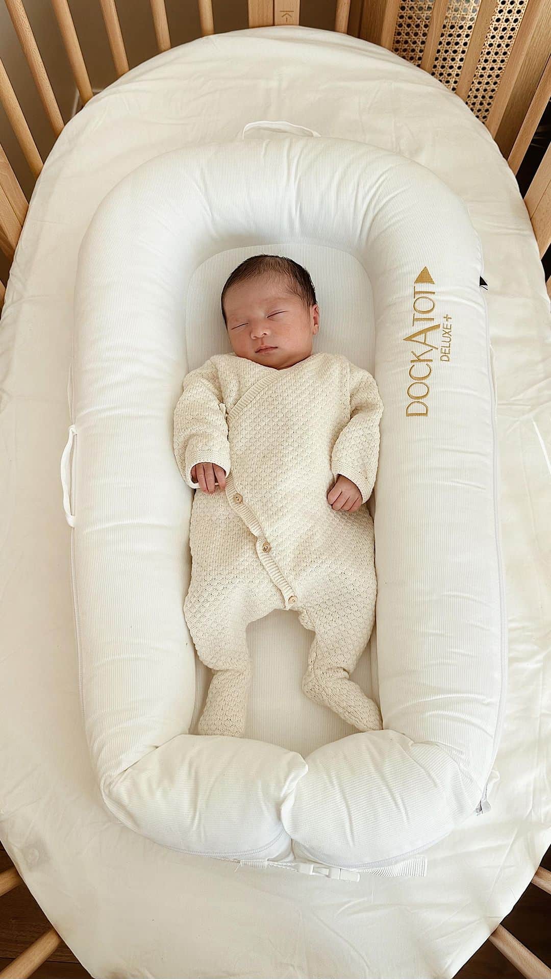 ソンイのインスタグラム：「Happy Birthay 2023.4.6 👶🏻🎂🤍 この世界にようこそ🕊️  #生後1週間 #新生児 #第二子出産 #2人目出産」