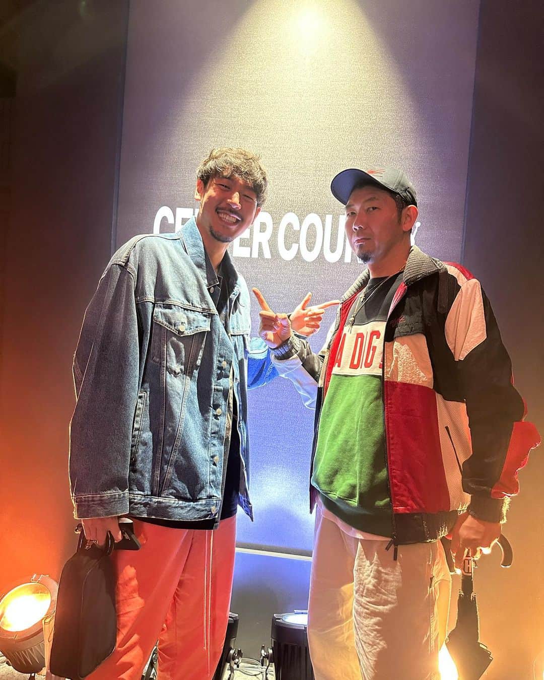 長谷川惠一のインスタグラム：「先日、両国国技館で行われたジョーダンストアのオープニングイベントに招待していただきました🙋‍♂️  国技館の真ん中にバスケのコートがあるという異様だけど、スタイリッシュでかっこいい空間だったな🤔🏀  @travisscott 来たのはビックリ😳‼」