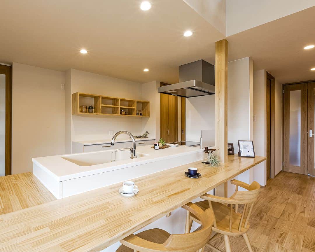 OKOCHI STYLE(香川県) さんのインスタグラム写真 - (OKOCHI STYLE(香川県) Instagram)「カウンターキッチンで家事の効率が捗るお家  ーーーーーーーーー  香川県で木の家を建てる大河内工務店。 HPでは、施工事例を多数ご紹介しています。 家づくりをお考えの方は【フォトギャラリー】をご覧ください。  ーーーーーーーーー プロフィールからHPへ→ @okochi.komuten ーーーーーーーーー  街角リゾート木きん堂倶楽部のインスタもご覧ください(カフェ&ギャラリー情報)🌟  ーーーーーーーーー @mokkindo.cafe ーーーーーーーーー  #新築 #新築一戸建て #マイホーム #マイホーム計画 #インテリア #注文住宅 #かわいい家 #おしゃれな家 #かっこいい家 #家づくり #工務店だからつくれる家  #暮らしを楽しむ #大河内工務店 #自由設計 #木の家 #木の家づくり #自然素材の家 #香川イベント #香川の家 #香川県工務店 #カウンターキッチン」4月18日 12時00分 - okochi.komuten