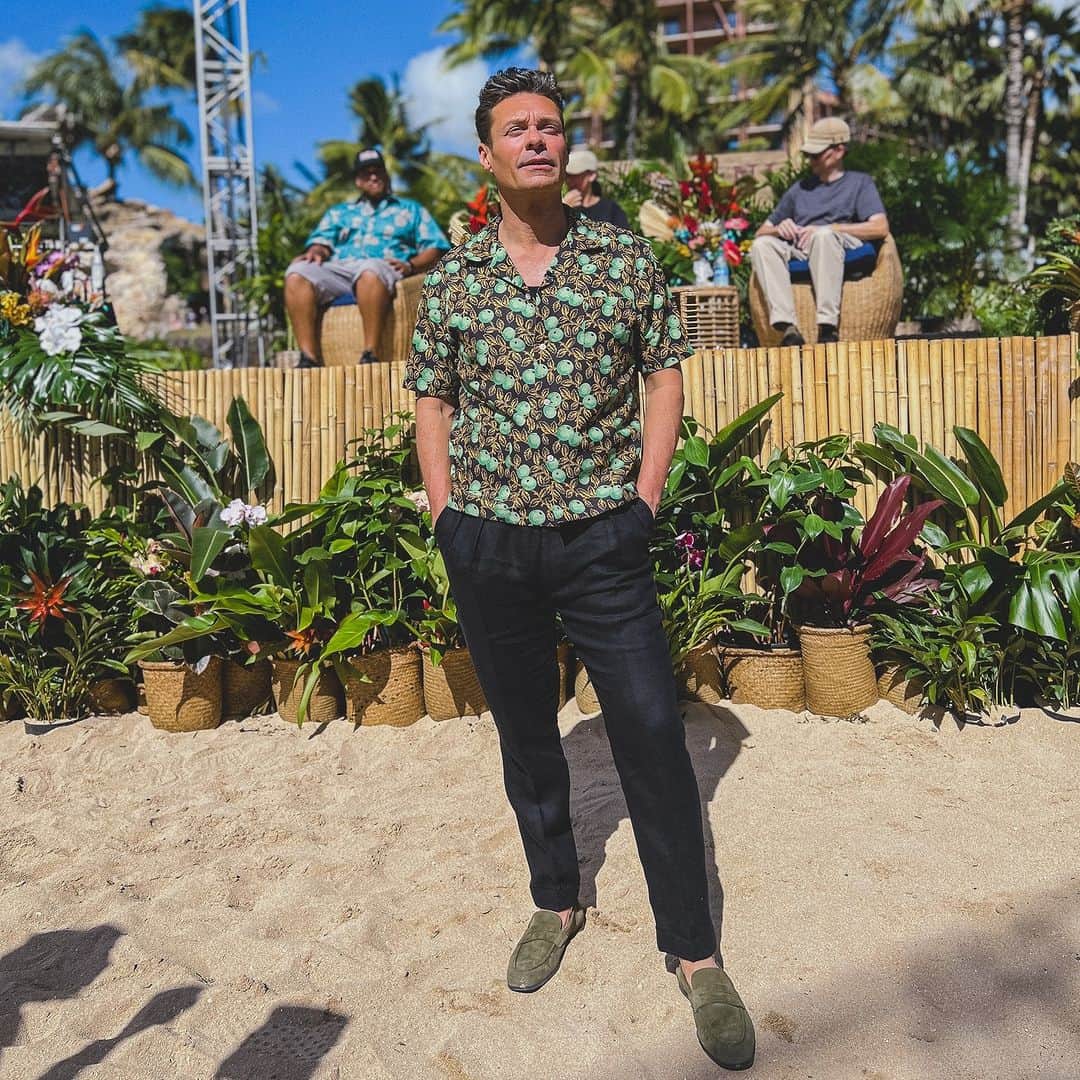 ライアン・シークレストさんのインスタグラム写真 - (ライアン・シークレストInstagram)「Here we go, West Coast. It’s your turn to vote for your #AmericanIdol Top 20!  Blue shirt: @ralphlauren  Pants: @ralphlauren  Shoes: @paulstuartny   Styled by: @pakesther  Hair/grooming by: @jaysonstacy」4月18日 12時00分 - ryanseacrest