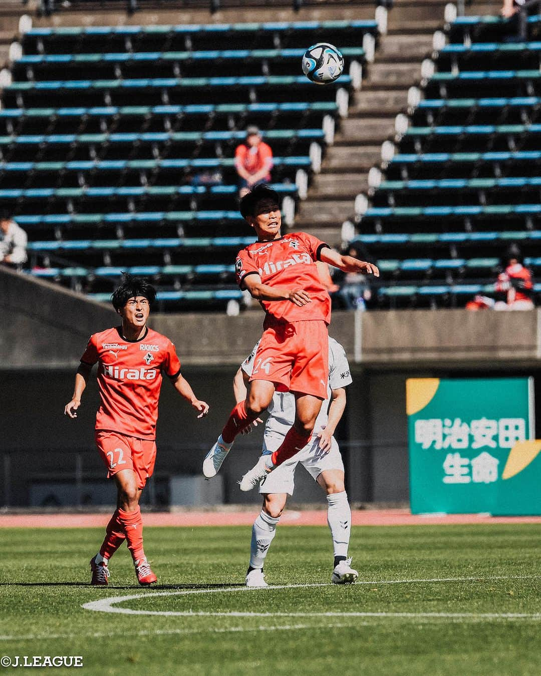 Ｊリーグさんのインスタグラム写真 - (ＪリーグInstagram)「躍動感のある、ヘディングのシーンをお届けします✨⚽️  選手のジャンプ力にびっくりですね❗️😵  #川崎フロンターレ #車屋紳太郎 #FC東京 #エンリケトレヴィザン #名古屋グランパス #森下龍矢 #アビスパ福岡 #奈良竜樹 #ジュビロ磐田 #後藤啓介 #ヴィッセル神戸 #大崎玲央 #ロアッソ熊本 #江﨑巧朗 #いわきFC #近藤慶一 #清水エスパルス #カルリーニョスジュニオ #ジェフユナイテッド千葉 #鈴木大輔  #Jリーグ #jleague #サッカー #soccer #football #J30」4月18日 12時00分 - jleaguejp