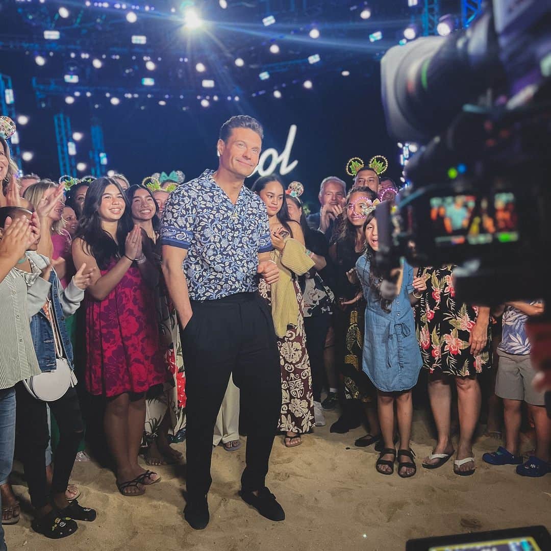 ライアン・シークレストのインスタグラム：「Here we go, West Coast. It’s your turn to vote for your #AmericanIdol Top 20!  Blue shirt: @ralphlauren  Pants: @ralphlauren  Shoes: @paulstuartny   Styled by: @pakesther  Hair/grooming by: @jaysonstacy」