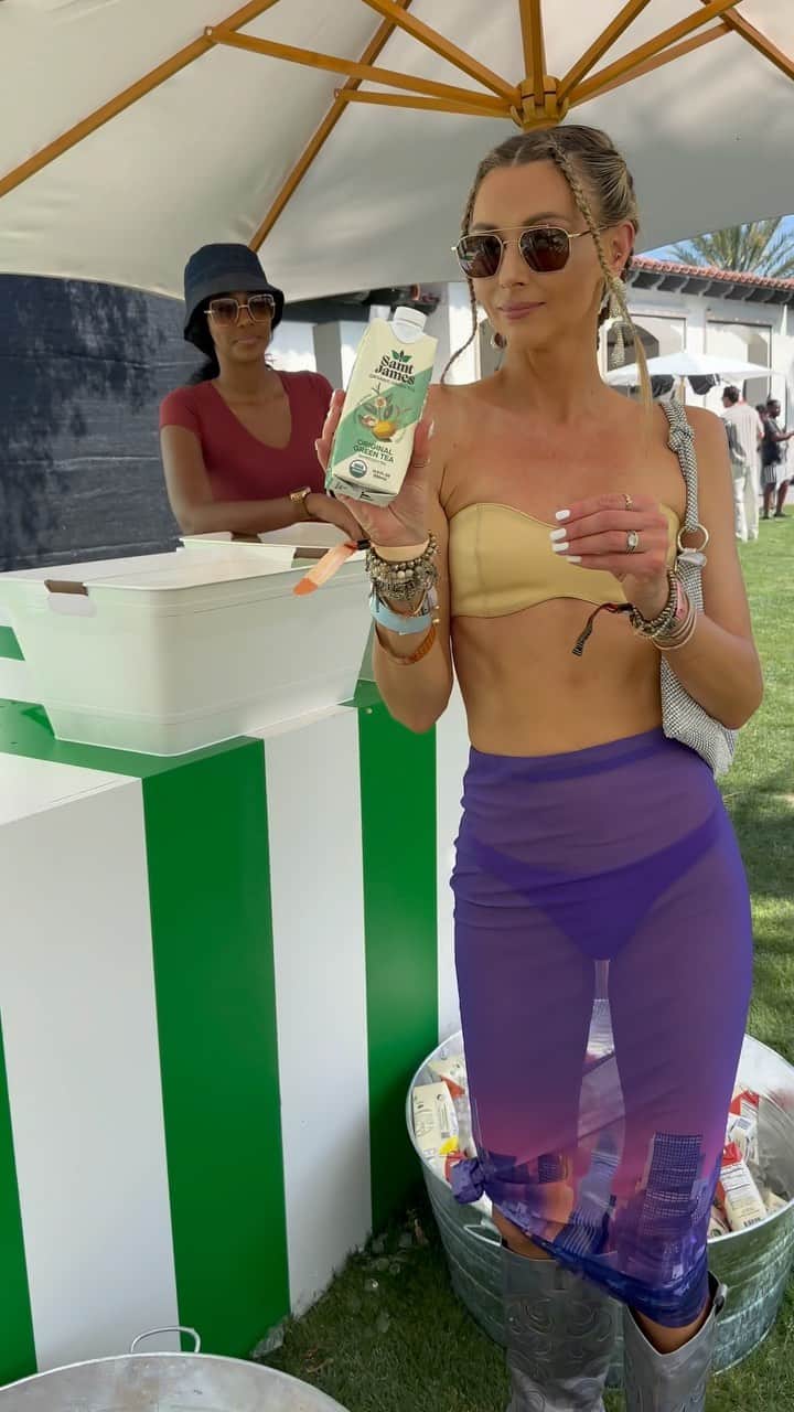 Ludi Delfinoのインスタグラム：「Recharging my energy with @saintjamesicedtea with the best natural ingredients #Ad @revolve」