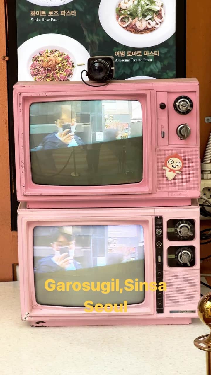 가로수길 , Seoulのインスタグラム：「Garosugil,Seoul   오랜만에 간 가로수길 따뜻한 봄날의 가로수길은 참 좋았다.  패션피플들의 성지 였는데 지금은 아무도 없다. 모델분들도 스트릿포토그래퍼분들도 🥲」