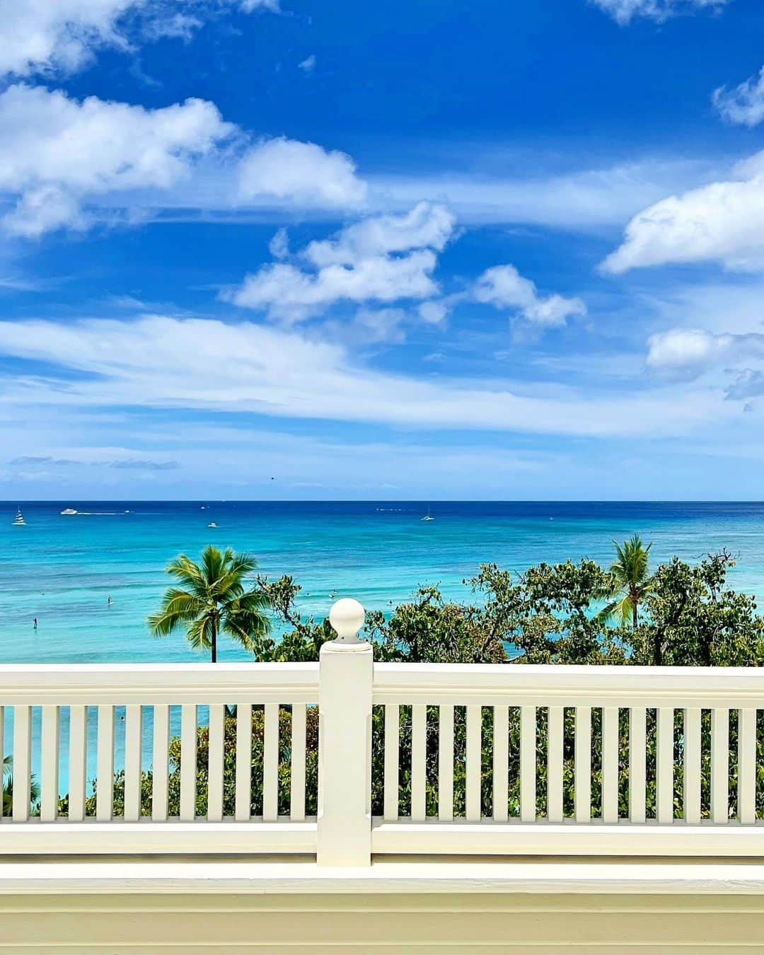 shihoさんのインスタグラム写真 - (shihoInstagram)「💙🌴💙🌴💙 ・ 📍Moana Surfrider ・ 以前に載せた場所とはまた違う場所。 ちょっぴりしか景色は変わらないけれど、 ちょっぴり変わる景色も また違う景色となり 全てが美しいHawaii♡ ・ #hawaii#islandofoahu#oahu#ハワイ#trip #オアフ島#travel#loco_hawaii#travel_jp #funtorip#タビジョ#旅MUSE#genic_travel #genic_mag#たびねす#旅行#genic_hawaii #moanasurfrider#ワイキキ#waikiki#honolulu #waikikibeach#hotel#beach#view#oahuhawaii #tabijyomap_hawaii#lealeahawaii#2023」4月18日 12時05分 - shiho.ga8