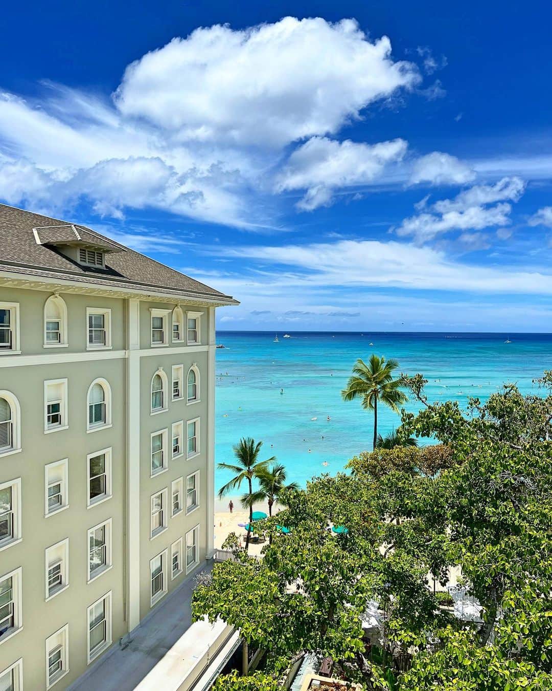 shihoさんのインスタグラム写真 - (shihoInstagram)「💙🌴💙🌴💙 ・ 📍Moana Surfrider ・ 以前に載せた場所とはまた違う場所。 ちょっぴりしか景色は変わらないけれど、 ちょっぴり変わる景色も また違う景色となり 全てが美しいHawaii♡ ・ #hawaii#islandofoahu#oahu#ハワイ#trip #オアフ島#travel#loco_hawaii#travel_jp #funtorip#タビジョ#旅MUSE#genic_travel #genic_mag#たびねす#旅行#genic_hawaii #moanasurfrider#ワイキキ#waikiki#honolulu #waikikibeach#hotel#beach#view#oahuhawaii #tabijyomap_hawaii#lealeahawaii#2023」4月18日 12時05分 - shiho.ga8