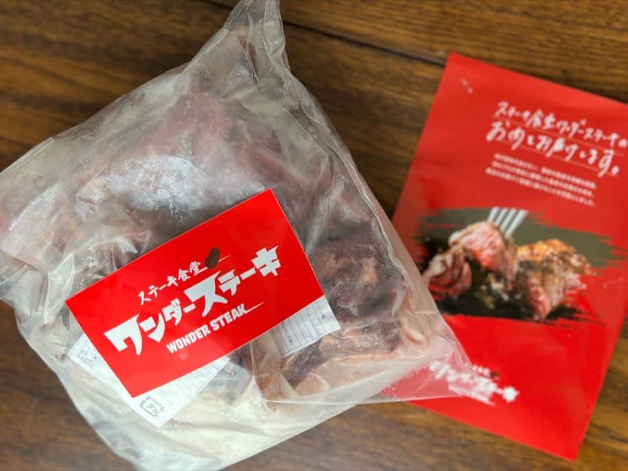 早川愛さんのインスタグラム写真 - (早川愛Instagram)「🥩🥩🥩  在宅ランチは焼くだけ簡単🎶 今日は贅沢にハラミステーキ🥩❤️→pic.1 昨日はフィレカットステーキ🥩❤️→pic.3 ステーキ食堂ワンダーステーキのお取り寄せグルメだよ🥩🥩🥩 @wondersteak.official   柔らかくておいしいいーー❤️❤️ 独自の旨味凝縮製法でパックされていて、 50℃～60℃の低温度でじっくりと肉の深部まで熱を通した後に-30℃の急速冷凍されてるから、 ちゃんと中まで火が通ってないか心配しなくても大丈夫🙆‍♀️笑 おうちステーキが本格的で豪華になって満足感✨✨ これはリピート案件です🤤 ちなみに赤身肉を100g以上食べる時は不溶性食物繊維のキノコも一緒に食べるようにしてます🍄🍄  ・  肉の鉄人小坂プロの至極の９セット👨‍🍳🥩 ✔︎牛ハラミステーキ2パック  　ハラミは牛一頭から約800ℊしかとれない希少部位。 　赤身に比べて濃厚で味わいがあって柔らかい ✔︎牛ロースステーキ1パック  　肩ロースの部位。 　アメリカ牛らしいほどよい食感と噛めば噛むほど濃厚な肉の旨味 ✔︎牛フィレステーキ4パック  　希少なサイドマッスルと言われる部位。 　通常のフィレよりも噛んだ瞬間に旨味成分いっぱいの肉汁が溢れだします✨ ✔︎赤身カットステーキ1パック  　赤身カットステーキは、計量の際にはみ出たフィレ・ロース・ハラミをミックスにしたステーキ。 ✔︎仔牛ハラミステーキ2パック  　脂肪分が少なく高タンパク質で脂身やサシは全く無い真っ赤な赤身肉。 驚くほど柔らかい✨  ・  #PR #ステーキ食堂ワンダーステーキ #焼くだけ簡単 #牛ハラミ #ステーキ #ワンダーステーキ #お取り寄せ #グルメ #お取り寄せグルメ #タンパク質」4月18日 12時07分 - megumegu_1006