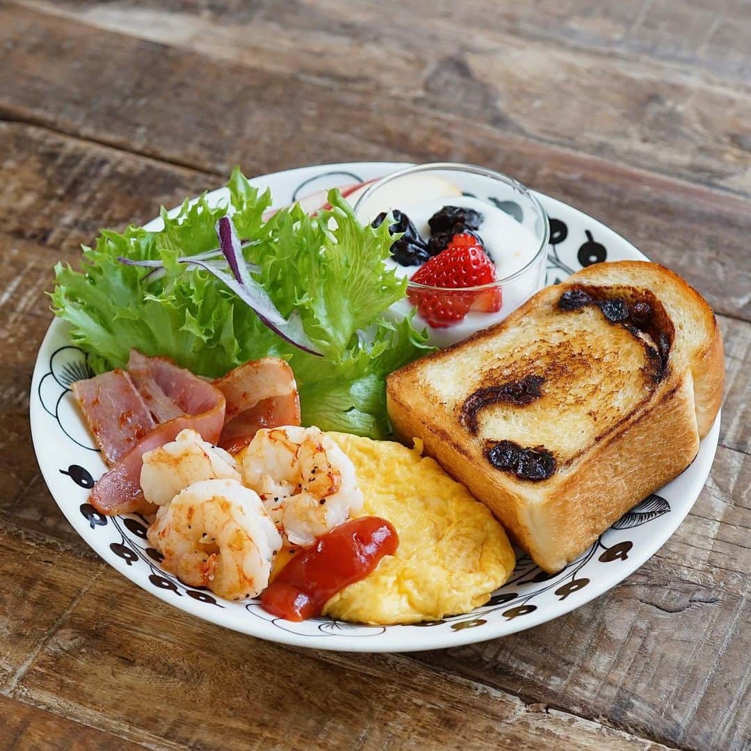 hirokoさんのインスタグラム写真 - (hirokoInstagram)「🌱2023.4.18（火）☀️ ✽.｡.:*・ﾟ #いつもの朝ごはん ⁡ 手作りのシナモンレーズンパン 昨日はりんごをのせてトースト 今朝は両面にバターたっぷりぬって フライパントーストに... ⁡ menu📝 ▪︎ シナモンレーズンパントースト ▪︎ プレーンオムレツ ▪︎ エビとベーコンのグリル ▪︎ ヨーグルト（ｲﾁｺﾞ･ﾌﾟﾙｰﾝ） ▪︎ フルーツ 🍎 ⁡ ⁡ ⁡ ........The end 🍴☕️ #hiroponの朝ごはん #hiroponのワンプレートごはん #朝ごはん #todaysbreakfast #朝ごパン #朝時間 #朝食 #モーニングプレート #breakfast #ワンプレート朝ごはん #パンのある暮らし #パン大好き #おうちごはん #おうちごはんLover #おうち時間 #フーディーテーブル #マカロニメイト #バランスの良い食事 #カフェ風モーニング #パンスタグラム #snapdish #macaroni #lin_stagrammer #locari_kitchen #シナモンレーズンパン #手作りパン .」4月18日 12時09分 - hiropon0201