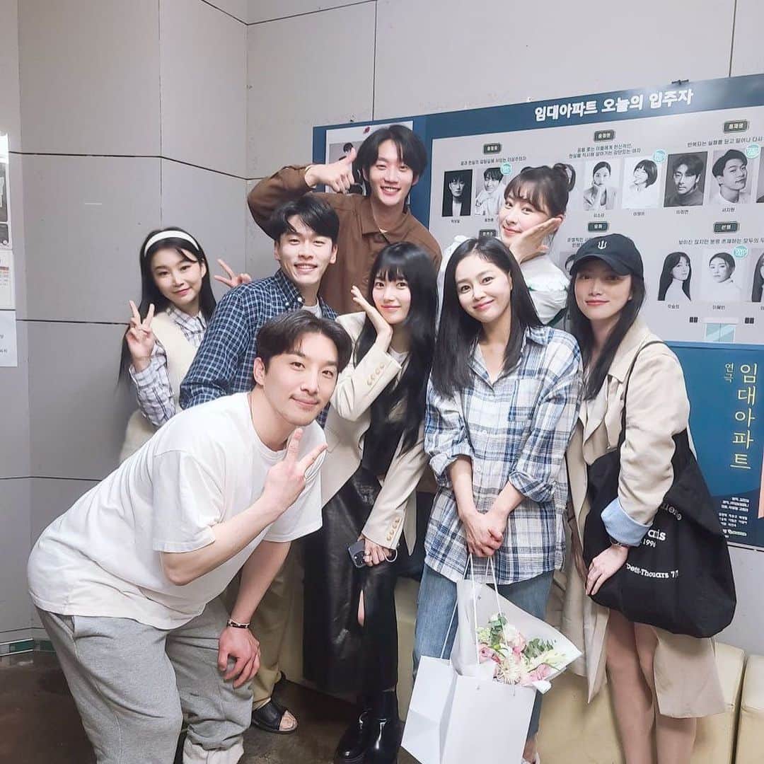 ペ・スジさんのインスタグラム写真 - (ペ・スジInstagram)「연극 #임대아파트 🏠  행복했던 90분.. 소중한 기억 💙 (입주권 귀여워..) 우리 언니 멋져 @leeyoungah1023」4月18日 12時11分 - skuukzky