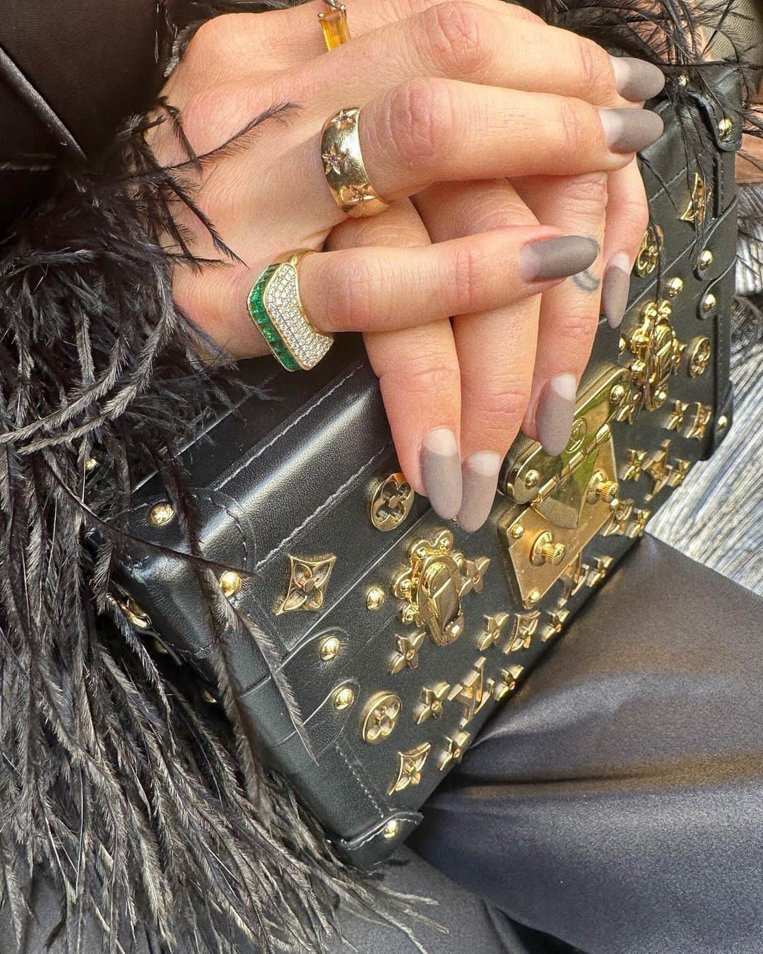 サマーラ・ウェイビングさんのインスタグラム写真 - (サマーラ・ウェイビングInstagram)「Whatever it’s an after party, I’ll wear feathers. @dorso」4月18日 12時12分 - samweaving