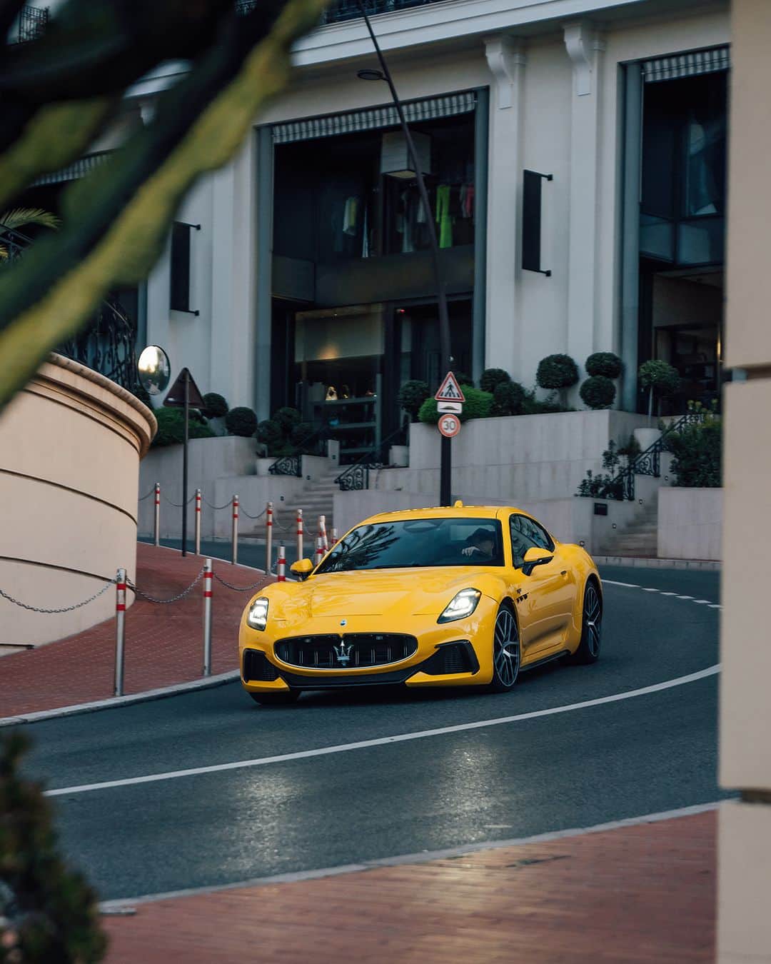 Maserati Japan | マセラティ ジャパンのインスタグラム：「なんと贅沢な感じなのでしょう。 モナコでのマセラティ グラントゥーリズモ。 グラントゥーリズモ。 人生を彩る快適な旅を。 #Maserati #MaseratiGranTurismo #マセラティ #グラントゥーリズモ」