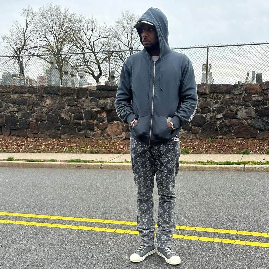ファボラスのインスタグラム：「when you cross me you lost me 🪦🖤」