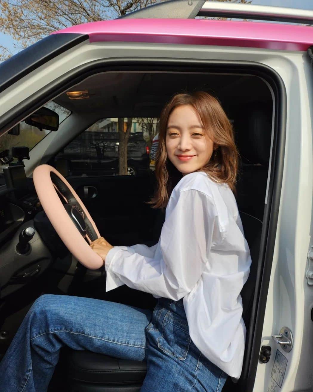 ヘリム さんのインスタグラム写真 - (ヘリム Instagram)「모든 시작이 다 그렇듯 첫차는 애정이 많이 가는 것 같아요. 고민 끝에 선택한 차인데요, 공구 이벤트 등 현대 캐스퍼와 함께 콜라보(?)하게 되어서 감사한 마음입니다. 평소에 캐스퍼에 관심을 가지신 분들에게 좋은 기회가 되었으면 좋겠습니다🙏🩷   #내돈내산 #첫차 #초보운전 #캐스퍼 #casper #myfirstcar」4月18日 12時19分 - wg_lim