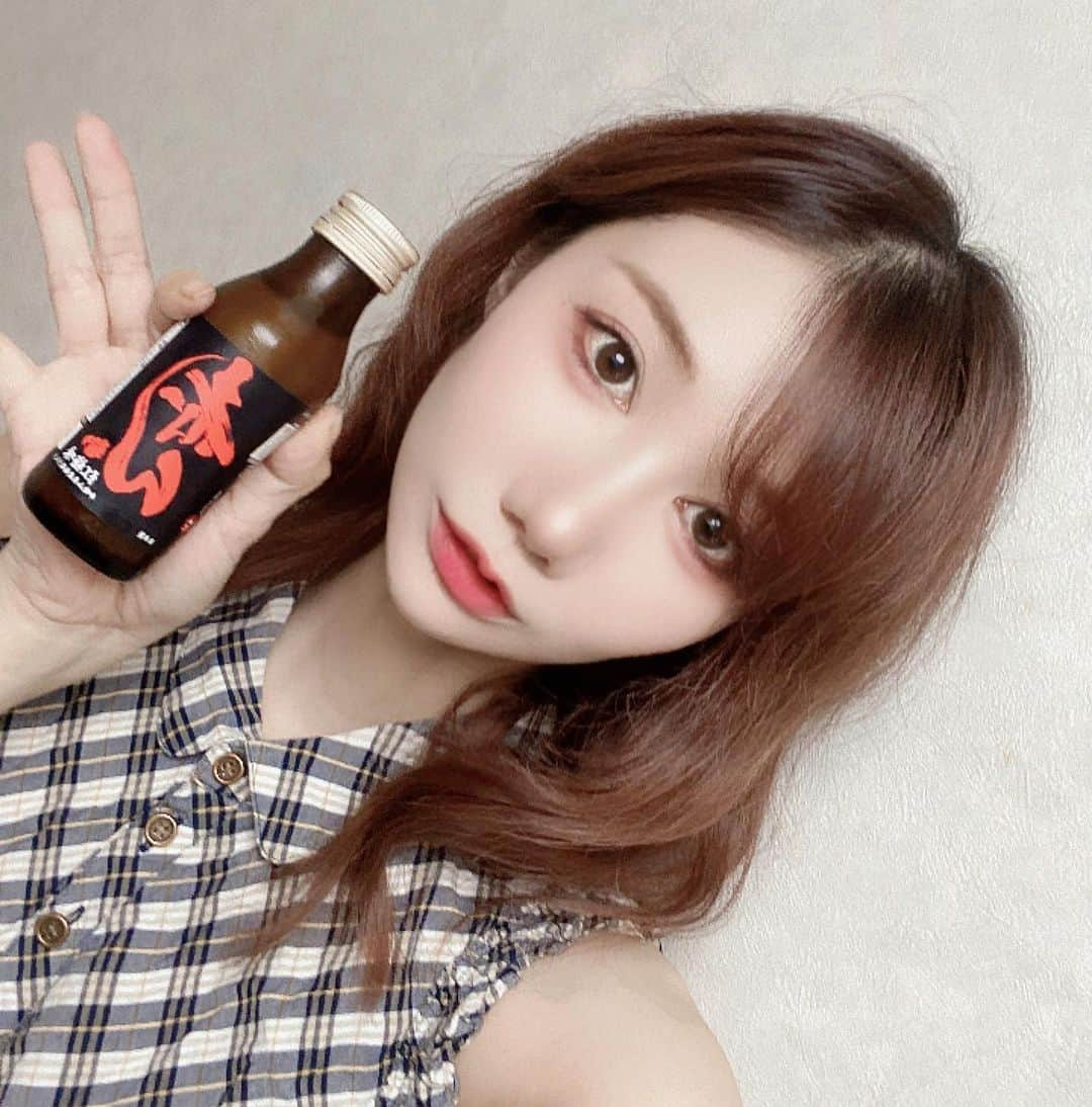 本城ナナのインスタグラム：「これからお酒の機会がおおくなる方♡男性にも女性にもなんならお酒のむ方々におすすめ♡味私すきです♡ PR @reiwaseiyakukk #赤ん #令和製薬 #赤ら顔 #栄養ドリンク #梅味 #スタートアップ #アミノ酸」