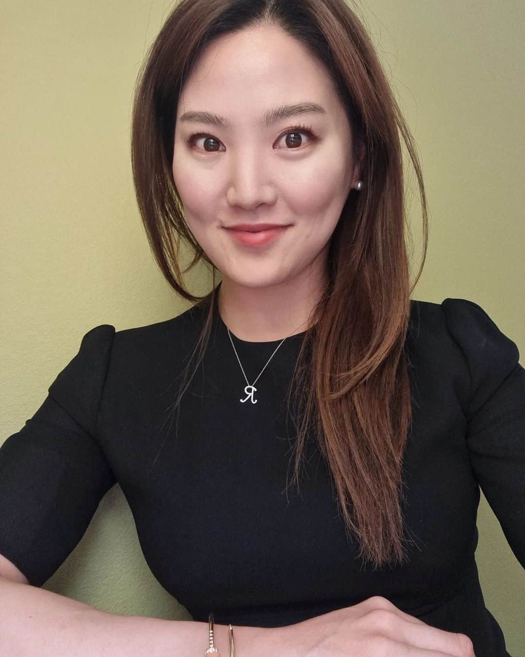 ユ・ソヨンのインスタグラム：「뾰족구두 신은 날👠 #selfie (머리하고 미국올걸🥲)」