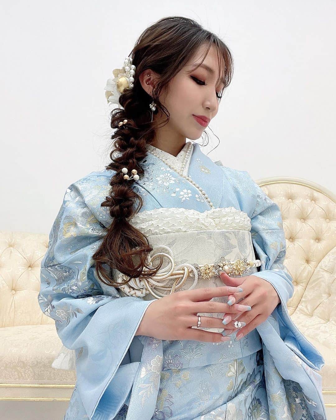 AMIのインスタグラム：「𝐁𝐢𝐰𝐚𝐒𝐚𝐤𝐮𝐫𝐚 🪞 . . ヘアセットも振袖も可愛すぎ☁🫧🤍 自分っぽくない新鮮さ🐟 . . タマタマヘア~🎗 . . . . . . . . . . . . . . #ootd #fashion #nail #likeforlikes  #followforfollowback #hairstyle  #振袖 #振袖ヘア #成人式 #成人式ヘア  #袴 #卒業式 #振袖前撮り #振袖ネイル #成人式ヘアセット #振袖レンタル  #ヘアアレンジ #ヘアスタイル #髪飾り  #ヘアセット  #biwa桜 #ネイル #ネイルデザイン  #ロリータ #韓国ファッション #韓国 #韓国振袖 #フレンチネイル #マオボール」