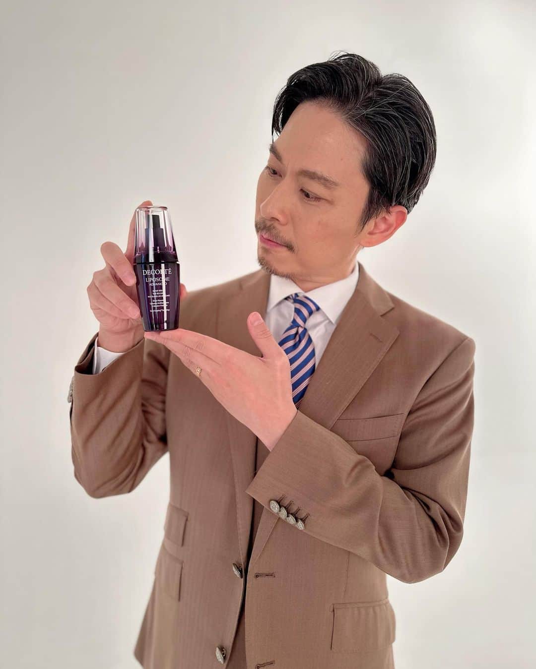 のインスタグラム：「ブースター美容液のパイオニアとして、不動のブランドNo.1！  コスメデコルテの代名詞「リポソーム美容液」🧴 こちらは、 数々のベストコスメ·最優秀賞を制覇している美容液の体験記🤵🏻‍♂️decorte_pr  新たな進化後もブランドNo.1アイテムとして大人気ということで、最近美容に目覚めた？！ 坂東さん🤵🏻‍♂️は興味津々なのです。  メンズにも日常のスキンケアが大切ということは、だんだんわかってきたところ 笑 保湿やエイジングケアにも、意識が向いてきています。欲張りなボク。  「リポソーム アドバンスト　リペアセラム」には、美肌カプセルの多重層バイオリポソームが 1滴に1兆個*入っているということ ※1滴0.1mLとして算出(概算値)  1滴に1兆個入っているから、朝晩の使用で1日中潤いをキープ！ キメやハリ、保湿、毛穴などのあらゆる肌悩みにアプローチしてくれる優れモノ✨  後から使う基礎化粧品のなじみをよくする美容液で、あらゆる肌悩みにアプローチをしてくれるので、 お肌がどんどん調子良くなっていく気がする✨  なんだろう、自分をいたわるって心地よいなぁ🤵🏻‍♂️🌹  @decorte_official   #リポソーム美容液 #リポソームアドバンストリペアセラム #コスメデコルテ #1滴に1兆個 #decorte_pr #decorte #liposomeadvance」