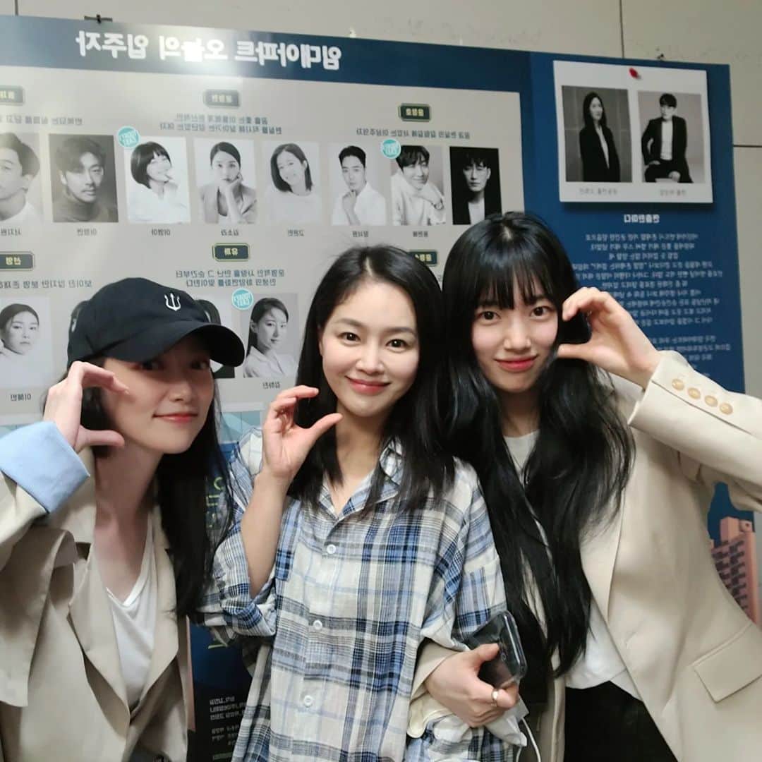 イム・ジュウンさんのインスタグラム写真 - (イム・ジュウンInstagram)「⠀ ⠀ ⠀ 연극 임대아파트 🌃 소극장이라 더욱 생생하게 느낄 수 있던 배우들의 호흡과 에너지. 정말 재밌게 봤어요!  좋은 공연 보여주셔서 감사합니다 🧡  영아언니의 반쪽 하트가 너무 귀엽🥰」4月18日 17時59分 - limjueun0107
