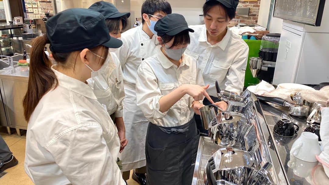 東京ベルエポック製菓調理専門学校さんのインスタグラム写真 - (東京ベルエポック製菓調理専門学校Instagram)「☕️カフェビジネス科🫖  今日はカフェビジネス科1年生のビバレッジ実習でした！ 皆さんは"ビバレッジ"と聞いて何の事か分かりますか?? ビバレッジとは飲食業界での専門用語で、水以外の飲み物全般を指す言葉なんだそうです!! 筆者自身も初めて知りました🫢  そこで今回は、4種類の紅茶を作りました！  【ホットティー】 【シャリマティー】 【フルーツセパレートティー】 【アイスティー･ロイヤル】  みんな真剣な表情でかつ楽しく実習を行っていました✨ 実習の他にも、紅茶の製法や等級、美味しい紅茶とは……などなど、座学もとても充実した内容でした🫧  紅茶の世界への第1歩🚶 これからも歩みを止めず少しづつ知識や技術が身に付いていくといいですね☺️  またラテアートサークルも本日から始動しました！ 先輩から教えて貰いながら、慣れない手つきの中真剣な眼差しで日々奮闘中です🔥 まだ、サークル所属していない方是非お待ちしています!!!  #東京ベルエポック製菓調理専門学校 #カフェ #おしゃれカフェ #カフェビジネス科 #バリスタ #カフェスタッフ #日々の暮らし #手作り #手作りお菓子 #手作りご飯 #おうちおやつ #おうちカフェ #カフェ好きと繋がりたい #カフェスタグラム #カフェ部 #コーヒー #西葛西 #専門学校 #学内実習 #カフェ開業 #カフェスイーツ #おやつ部 #洋菓子 #焼菓子 #東京 #江戸川区 #tea #coffee #latte #latteart」4月18日 18時00分 - belleseika