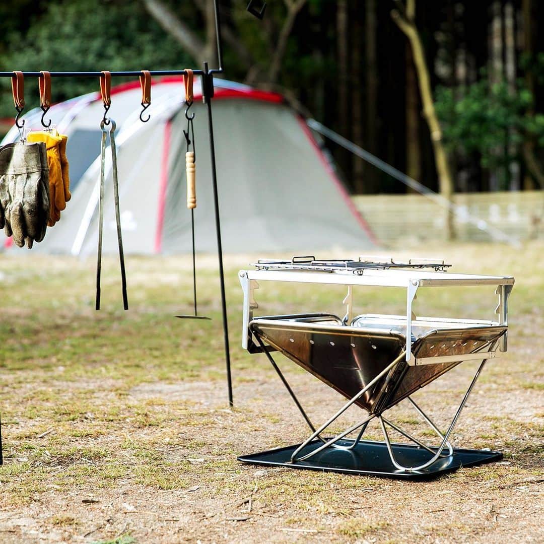 キャンプ情報サイト［ランタン］さんのインスタグラム写真 - (キャンプ情報サイト［ランタン］Instagram)「CAMP SMILE STYLE ／ ogawaのテントに差し色で赤いギアを合わせる。 家族がゆったり過ごせる空間作り ＼ いろんなキャンパーのキャンプスタイルを現地取材と一般キャンパーからの投稿で数多く掲載してます。 . . 詳しくは @lantern.camp webサイトをご覧ください . . #camp #camping #camplife #outdoor #travel #trip #lantern_smile #キャンプ #キャンプ用品 #アウトドア #テント #自然 #旅行 #キャンプ初心者 #キャンプ好きな人と繋がりたい #アウトドア好きな人と繋がりたい #camper #外遊び #キャンプスタイル #かぶとの森テラス #ファミリーキャンプ #ファミキャン #GoalZero #ゴールゼロ #ogawa #オガワキャンパル #Coleman #コールマン #焚き火台 #スチールベルトクーラー」4月18日 18時00分 - lantern.camp