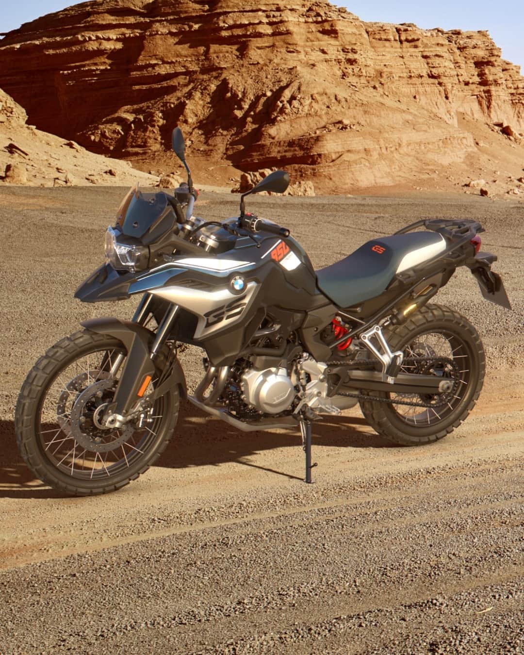 のインスタグラム：「路面コンディションなんて気にしにない！   軽量なアドベンチャーモデルである「F 850 GS」と一緒なら、私たちはどんな場所にも足を踏み入れることができるでしょう🙌 　標準装備しているABS ProやASC、DTCがあなたの走りをサポートします。  #MakeLifeARide #F850GS #SpiritOfGS #BMWMotorrad #BMWモトラッド #駆けぬける歓び #アドベンチャーバイク #ツーリング」