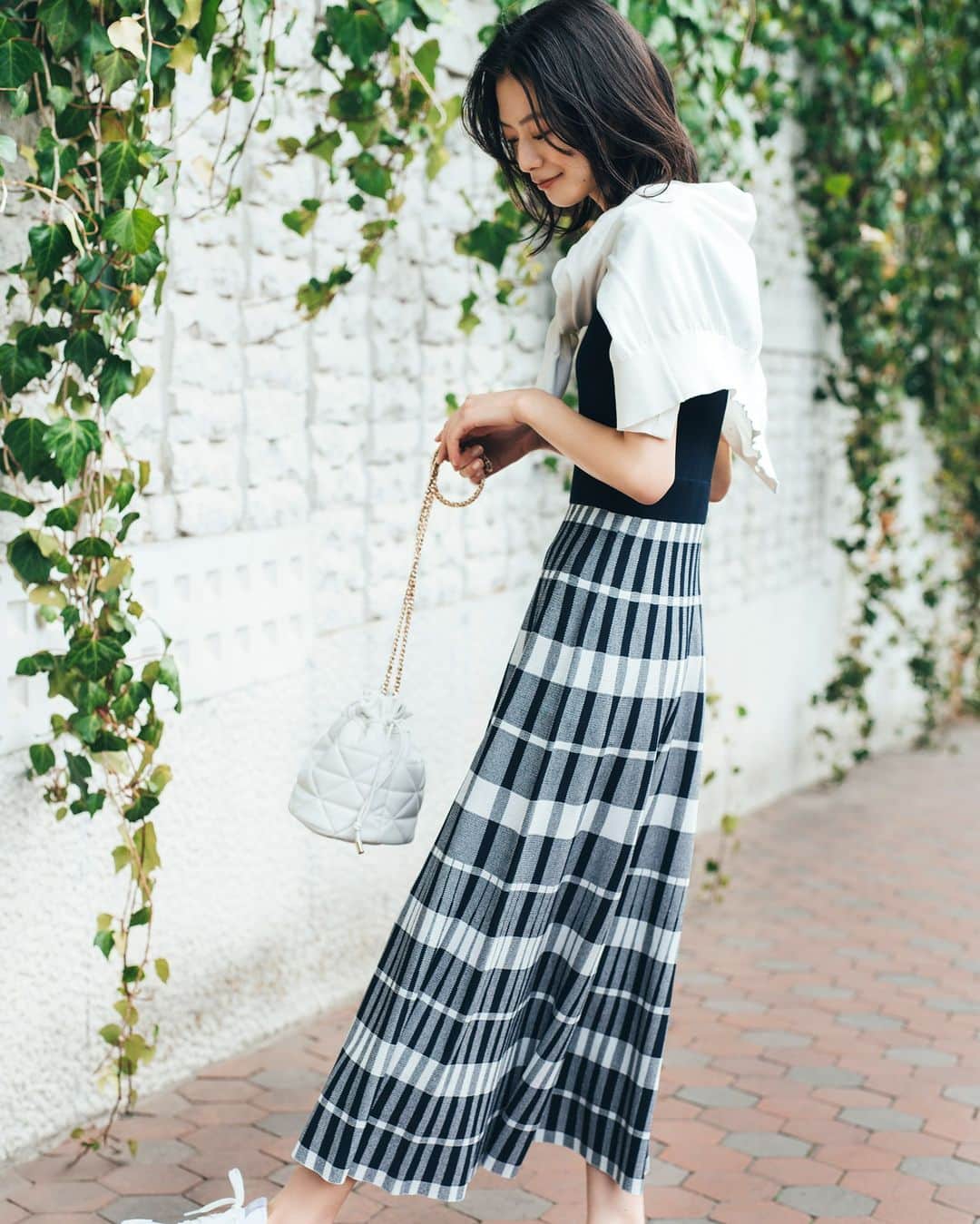 NATURAL BEAUTY BASICのインスタグラム：「Feminine Style In mid spring Feat.Ikumi Matsuki  ■チェックニットワンピース ¥12,980 tax in size:M/PS color:ラベンダー×グレージュ/ネイビー×オフ/グリーン×オフ #0173147451  -----------------------------------------  松木育未さんが素敵に着こなしてくださった 春の新作webカタログ、第2弾が大好評公開中✨  繊細なフラワープリントに、 ドラマチックなチェックやドット、エレガントな幾何学レース… 旬なフェミニンディテール満載な春新作をピックアップ。 ワンピルックもワンツーコーデetc. 松木育未さんのフレッシュな着こなしにも注目です。  #松木育未 さん #春カラー #ワンピース #ニットワンピース #チェック #チェックワンピースチェック柄  #spring #春コーデ #スプリングコーデ #お出かけコーデ #オフィスコーデ #オフィスカジュアル #通勤コーデ #大人可愛い #カラーコーデ  #着回しコーデ #きれいめカジュアル  #ベーシックコーデ #ベーシック #ナチュラルコーデ #トレンドスタイル #シンプルコーデ #ナチュラルビューティーベーシック #naturalbeautybasic」