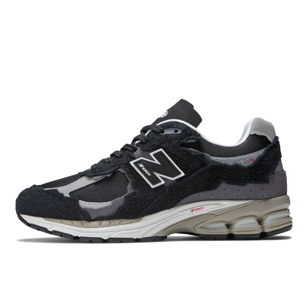 ABC-MART Grand Stageさんのインスタグラム写真 - (ABC-MART Grand StageInstagram)「・ ＜4/21Release＞   NEW BALANCE M2002RDJ BLACK(J) ￥19,800  「M2002R」を上質なヌバック/メッシュアッパーで季節に映える佇まいに仕上げました。2010年デビューのUSA製「MR2002」からインスパイアされた重厚なデザインにN ERGYとABZORBを搭載した高性能ソールを組み合わせた1足。  *お一人様1点までとさせて頂きます。 *店舗によって取り扱いサイズが異なる場合が御座います。  販売店舗  ABC-MART GRAND STAGE ONLINE STORE ABC-MART GRAND STAGE 札幌エスタ店 ABC-MART GRAND STAGE 仙台店 ※4/22（土）発売予定になります。 ABC-MART GRAND STAGE ルミネ大宮ルミネ２店 ABC-MART GRAND STAGE 池袋店 ABC-MART GRAND STAGE GINZA ABC-MART GRAND STAGE ダイバーシティ ABC-MART GRAND STAGE 渋谷店 ABC-MART GRAND STAGE HARAJUKU  ABC-MART GRAND STAGE ルミネ立川店 ABC-MART GRAND STAGE 横浜西口店 ABC-MART GRAND STAGE ルミネ横浜店 ABC-MART GRAND STAGE 名古屋パルコ西館店 ABC-MART GRAND STAGE 名古屋栄店 ABC-MART GRAND STAGE 京都四条店 ABC-MART GRAND STAGE 大阪店 ABC-MART GRAND STAGE LINKS UMEDA ABC-MART GRAND STAGE 梅田店 ABC-MART GRAND STAGE ルクアイーレ店 ABC-MART GRAND STAGE 西宮ガーデンズ店 ABC-MART GRAND STAGE 広島店 ABC-MART GRAND STAGE 福岡西通り店 ABC-MART GRAND STAGE アミュプラザ熊本店 ABC-MART GRAND STAGE 浦添パルコシティ店 ABC-MART 新宿本店   #abcmart #abcマート #abcgs #nb #newbalance #ニューバランス #M2002RDJ #M2002R #M2002RD」4月18日 18時00分 - abcmart_grandstage