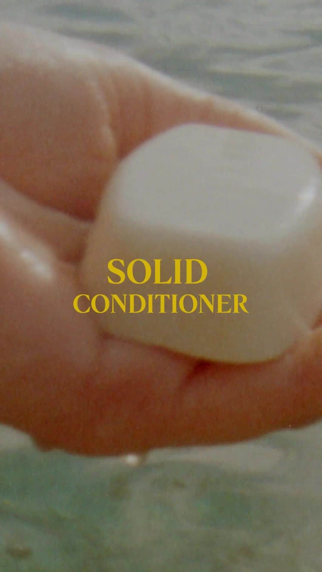 ロクシタンのインスタグラム：「This solid conditioner bar from our Intensive Repair range works to repair and untangle dry, brittle and damaged hair. ⁣ It's a solid choice for your hair and for the planet, with a packaging that is entirely plastic-free. ⁣ ⁣ Here’s how to use it:⁣ Moisten the bar with warm water, then either rub directly over wet hair or rub between wet hands to produce the desired amount. Focus on lengths and ends. Leave on for 3 minutes then rinse well.」