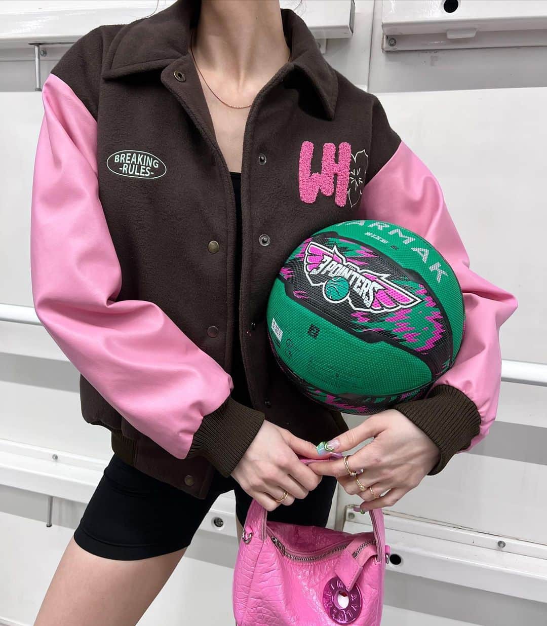 LOCAL HEROESさんのインスタグラム写真 - (LOCAL HEROESInstagram)「This’s a really good color combination 👩🏼‍❤️‍💋‍👩🏻 / Varsity Rich Jacket」4月18日 18時00分 - localheroes
