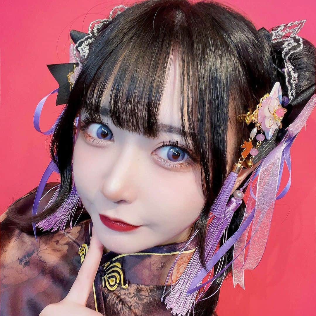 ねおきまこのインスタグラム：「こっち見るよろし。」